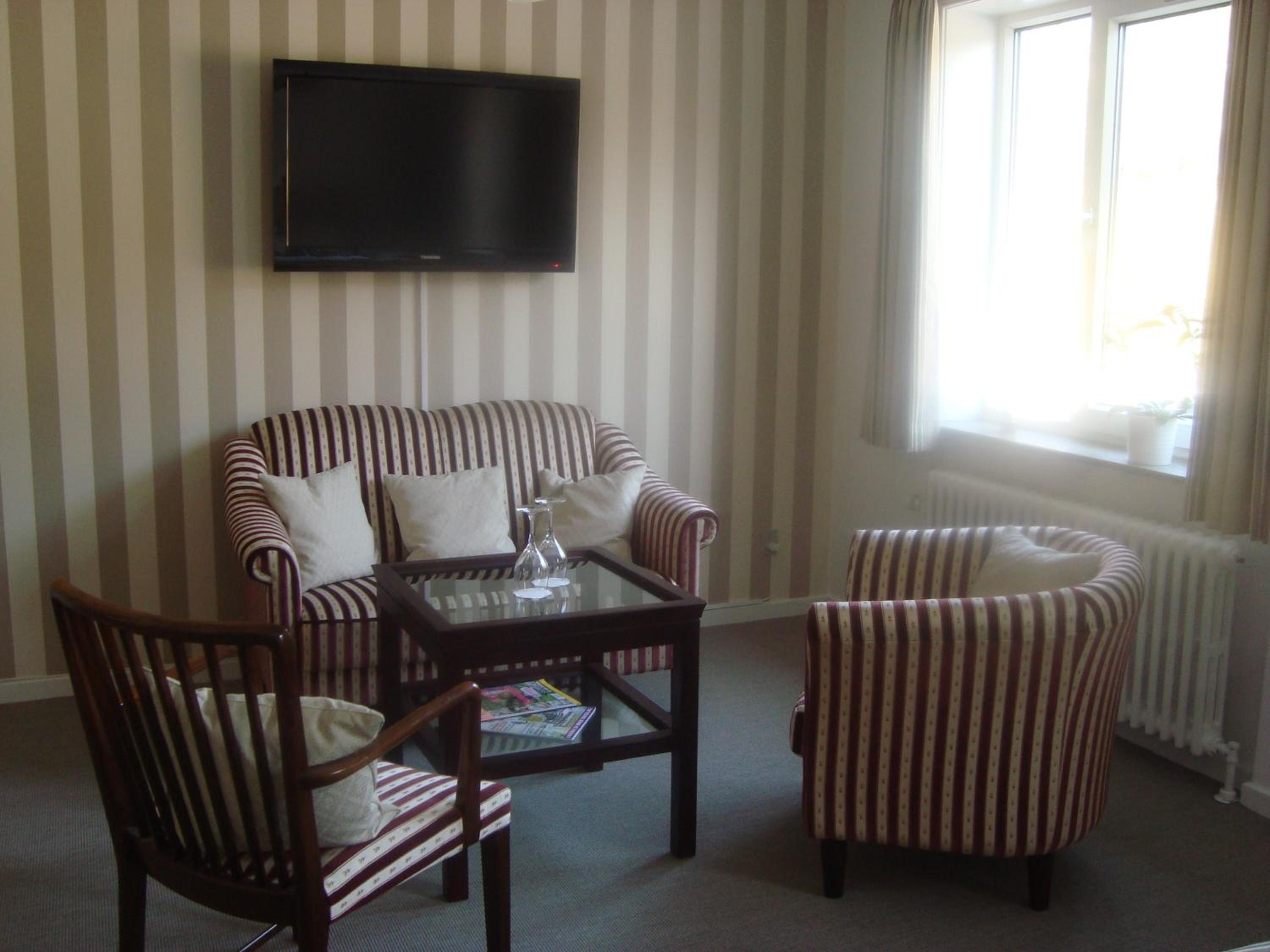 Family Room - Photo 3