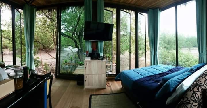 Queen Room with Balcony photo 2