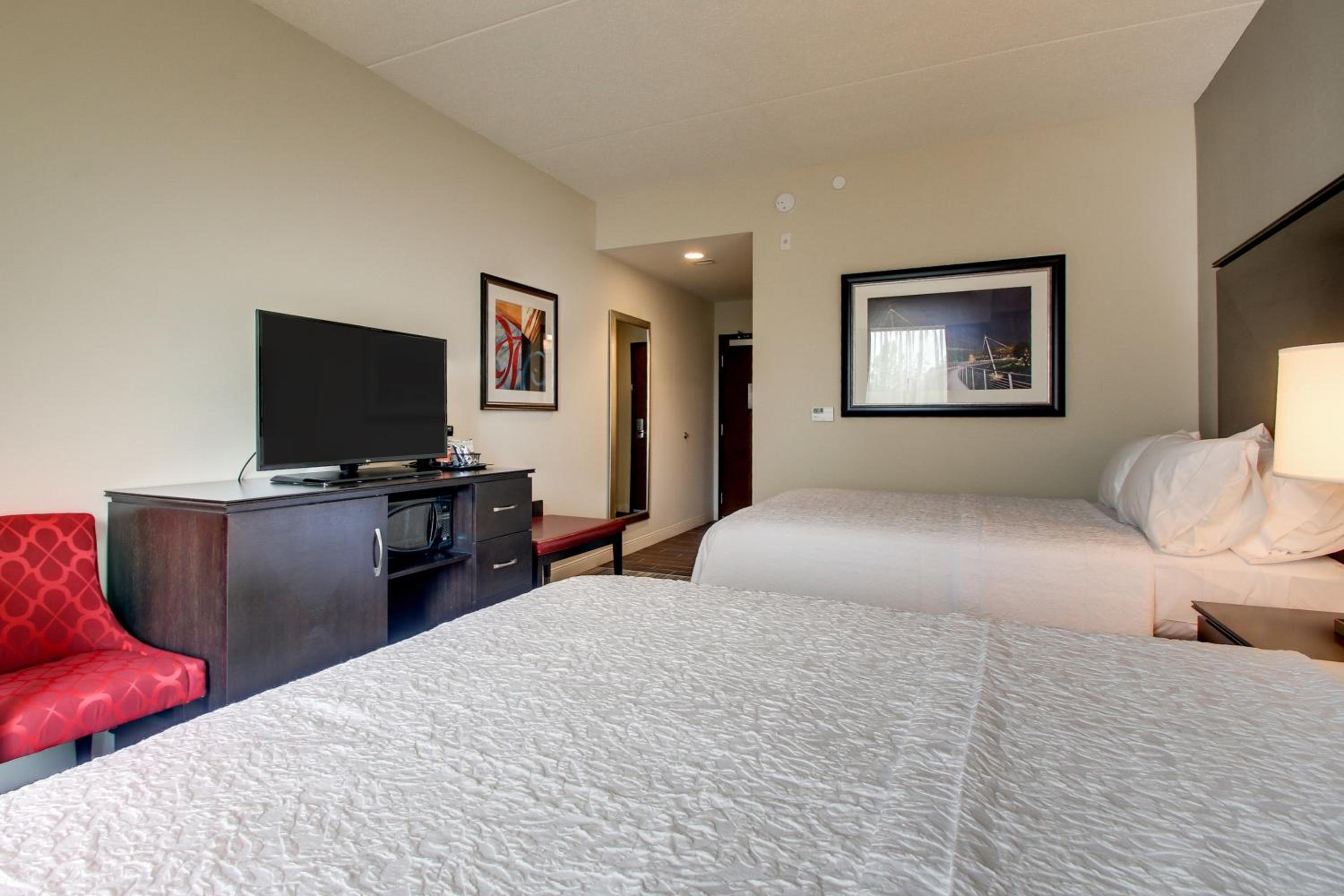 Queen Room with Two Queen Beds - Mobility Access/Non-Smoking photo 2