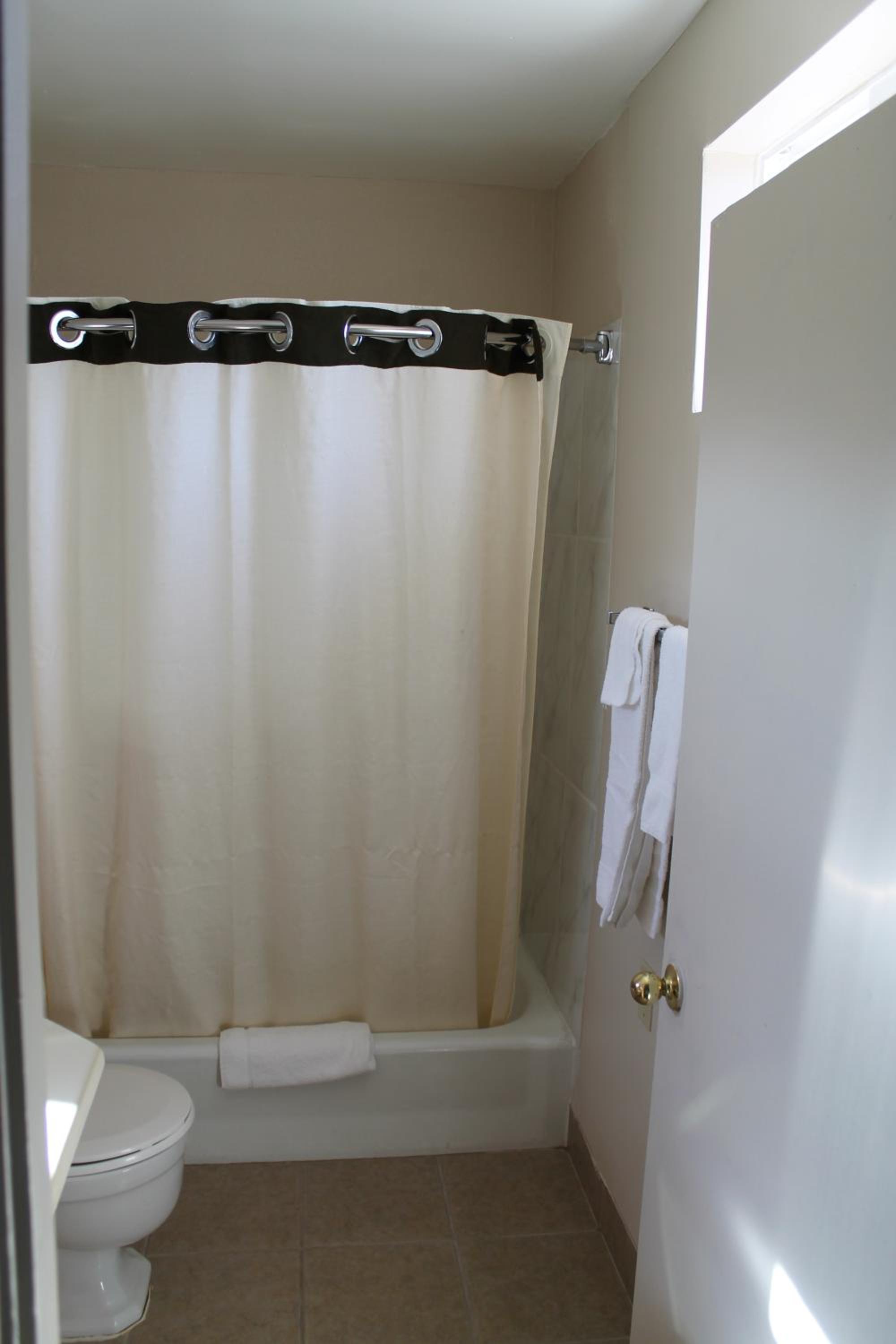 Double Room with Two Double Beds - Smoking photo 2