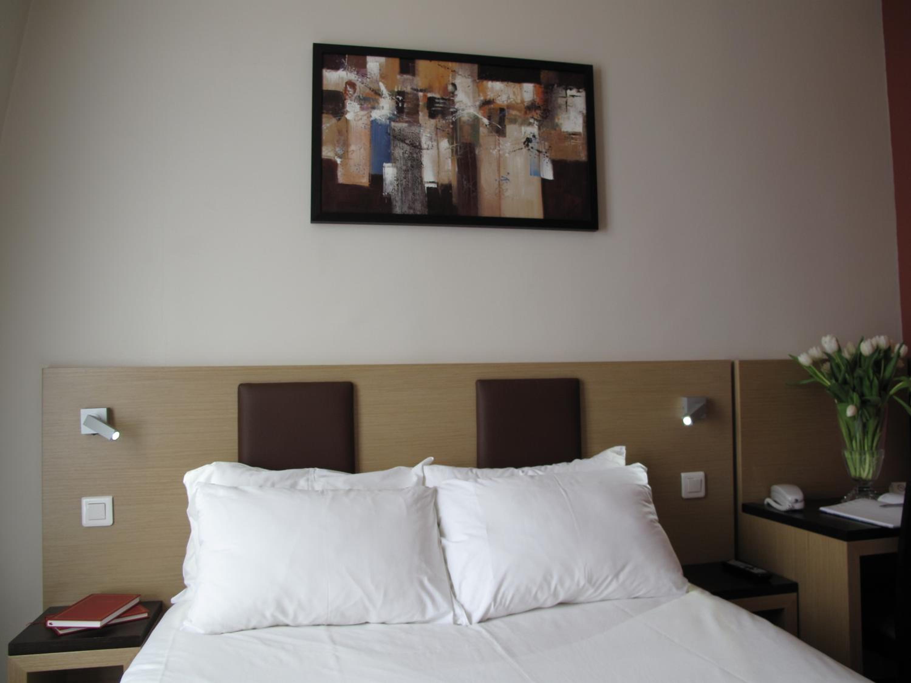 Standard Double Room thumbnail 5