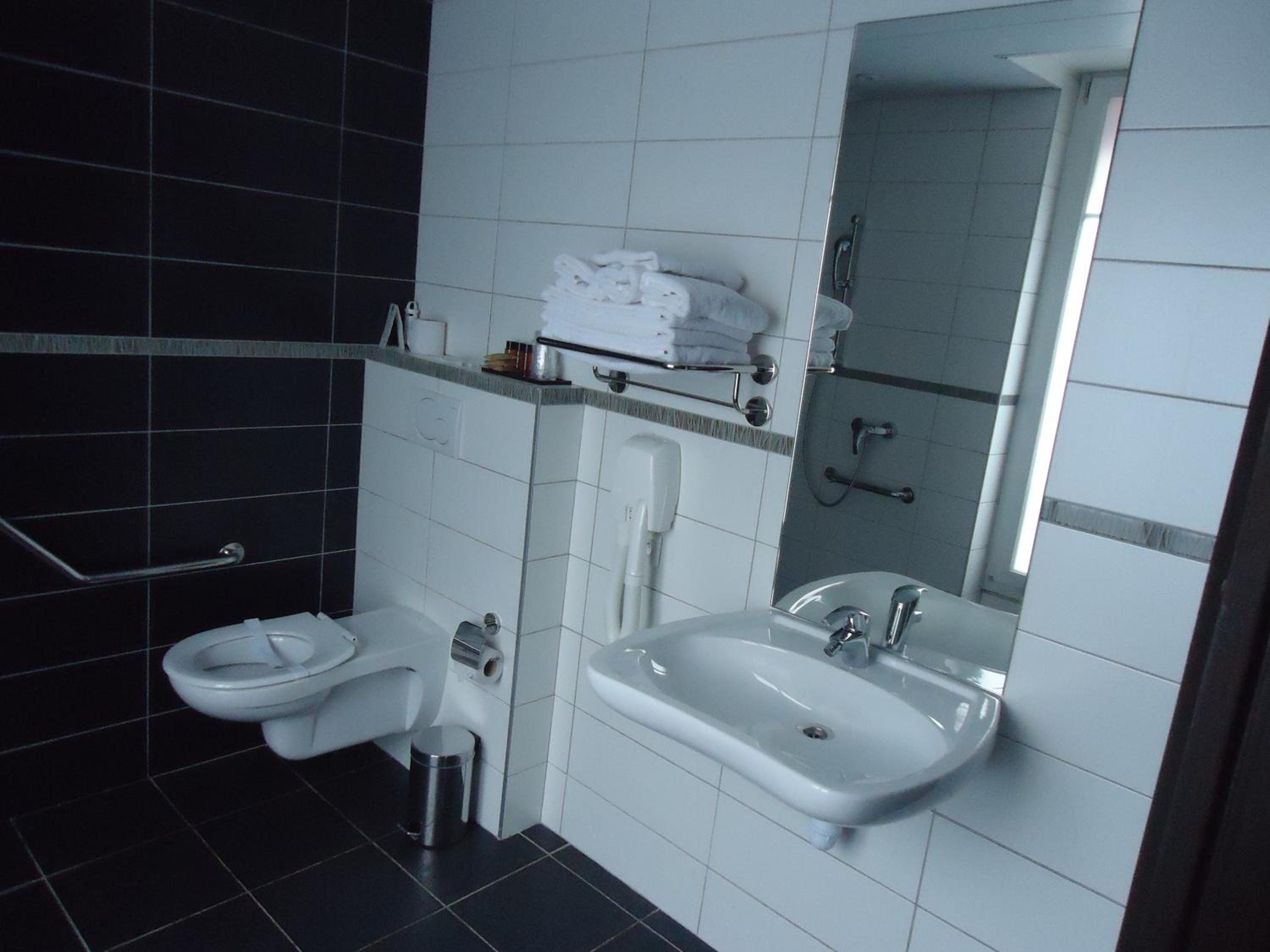 Triple Room thumbnail 5