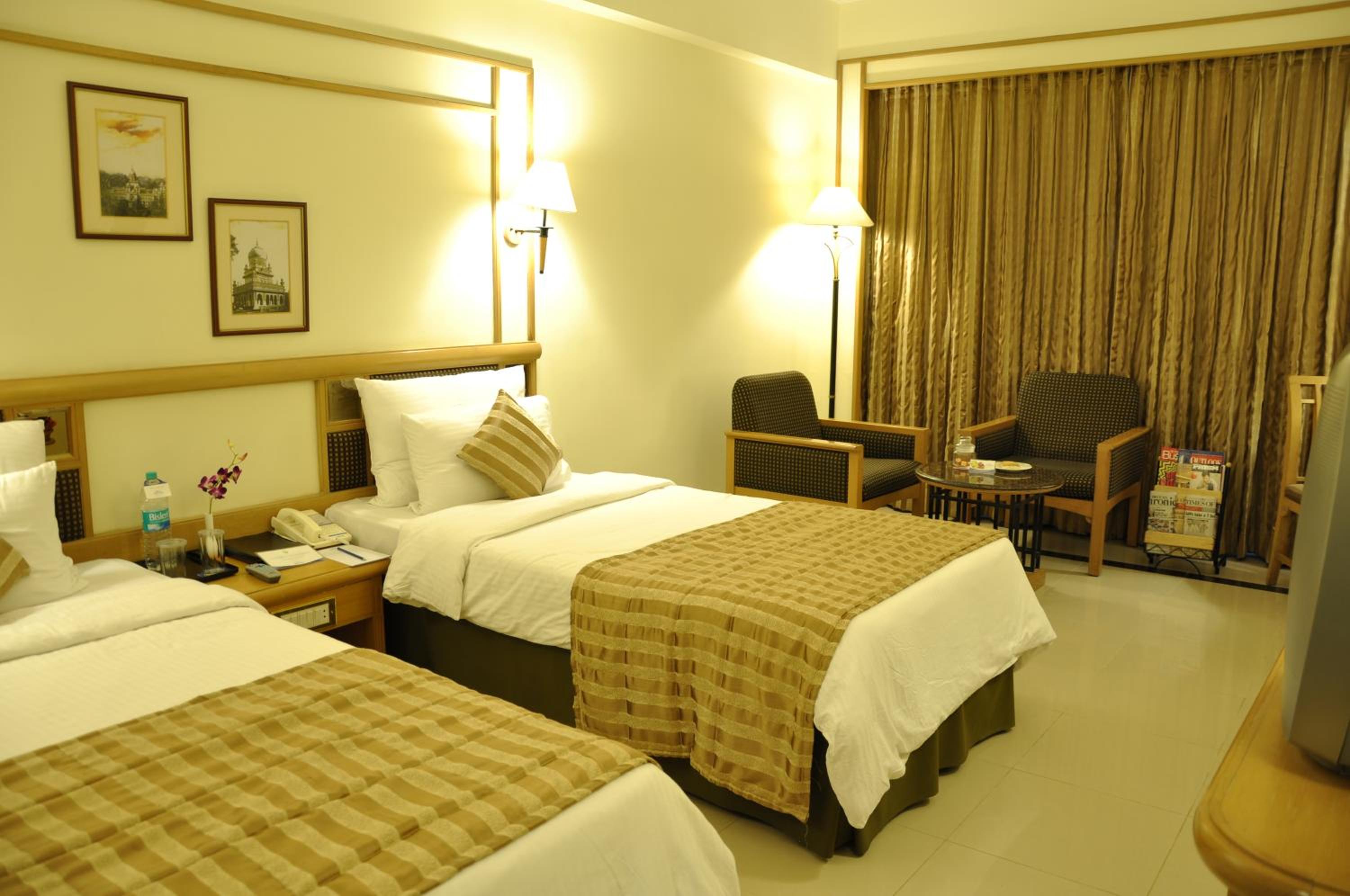 Superior Room 2 Single Beds (1+1 on IMFL, 2Pcs Laundry Free) - Photo 1