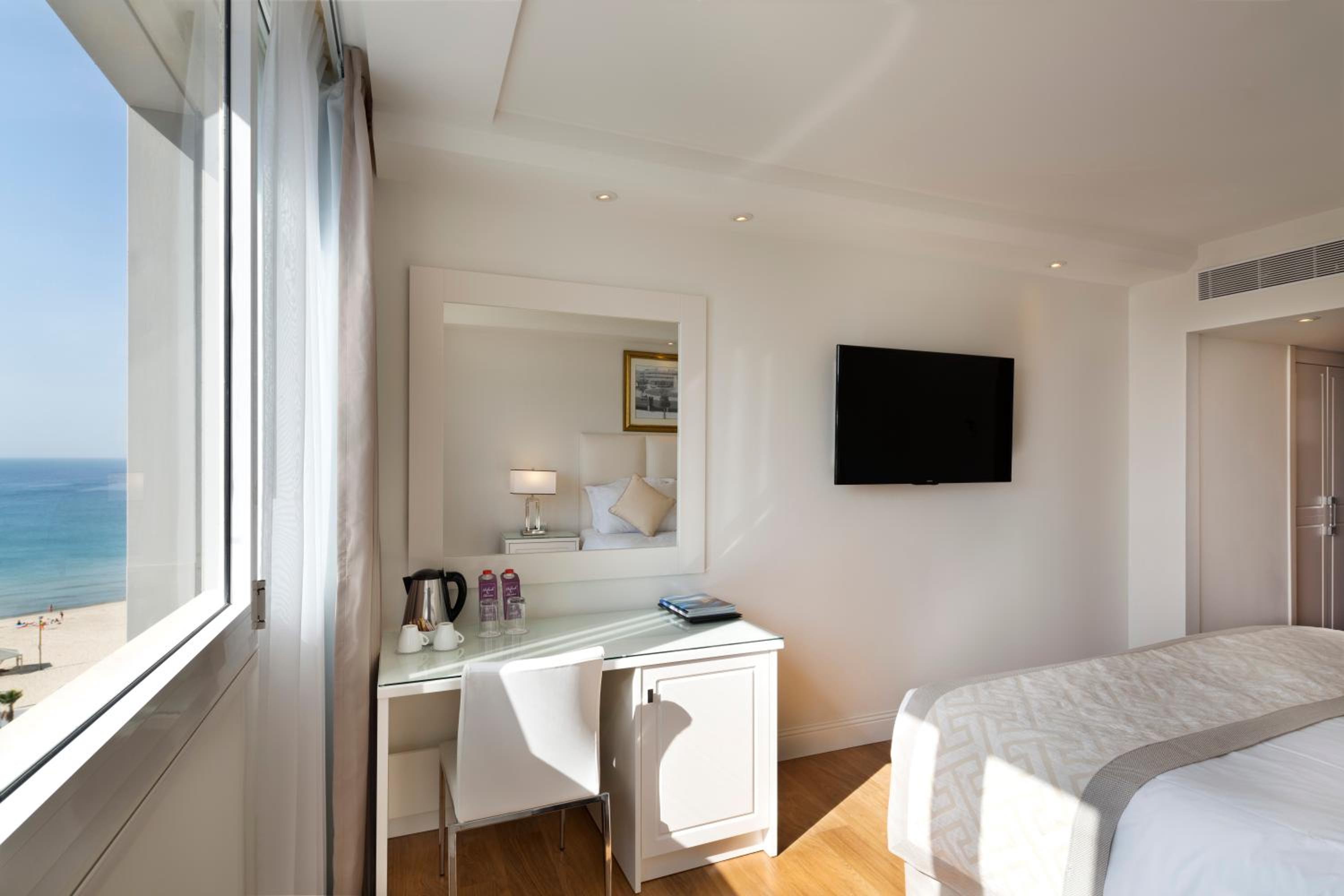 Superior Double or Twin Room with Partial Sea View - Photo 2