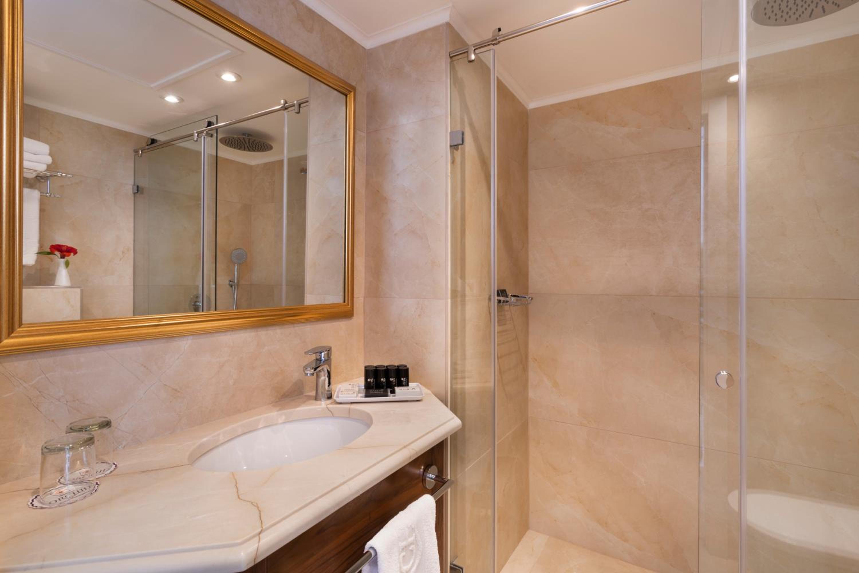 Superior Double or Twin Room with Partial Sea View - Photo 4