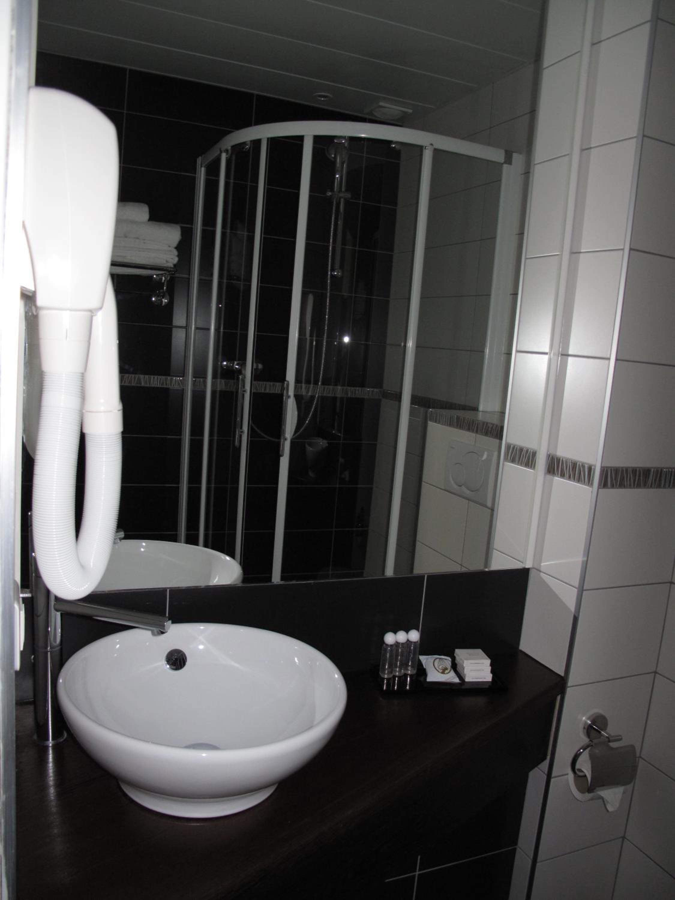 Single Room thumbnail 5