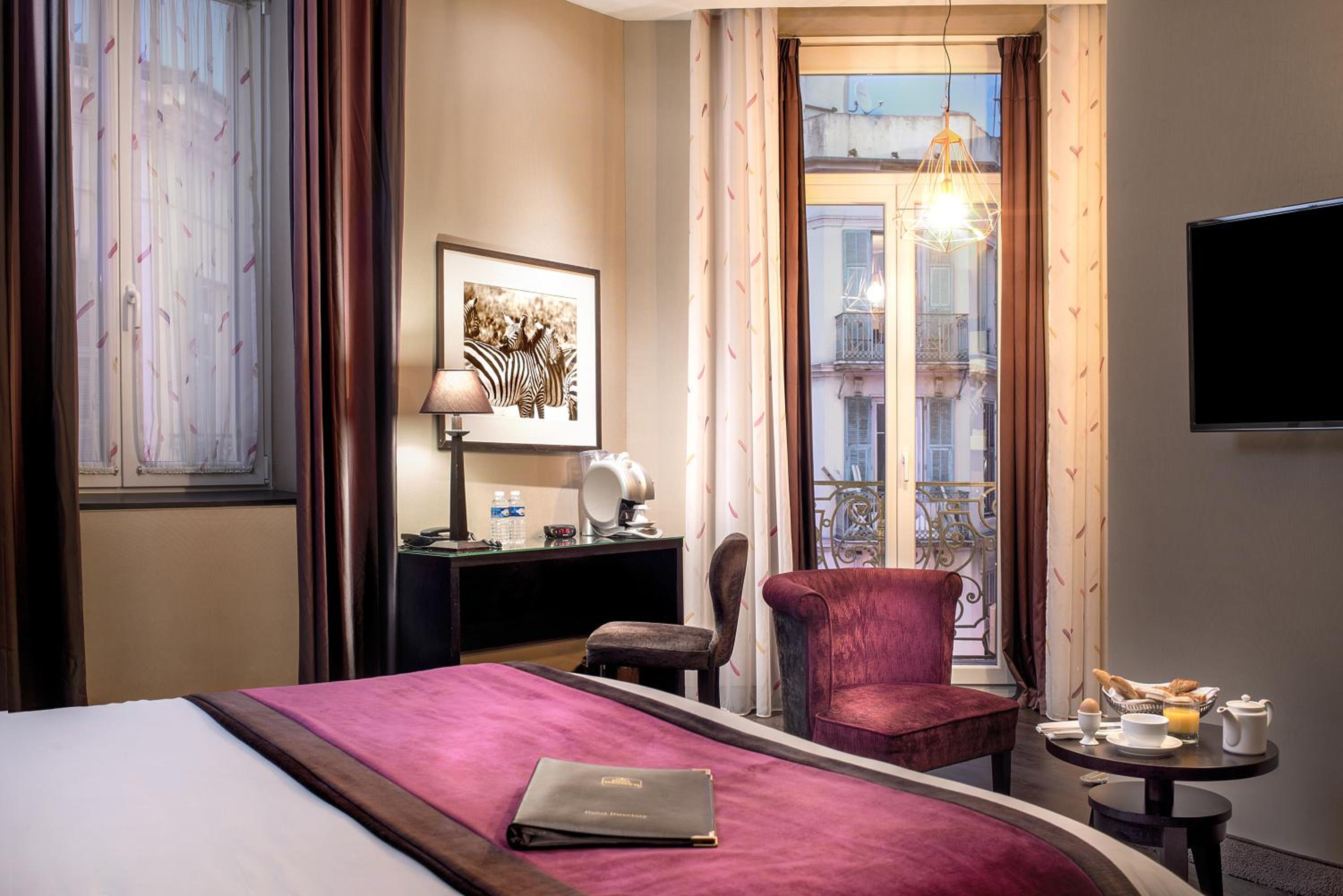 Junior Queen Suite - Photo 9