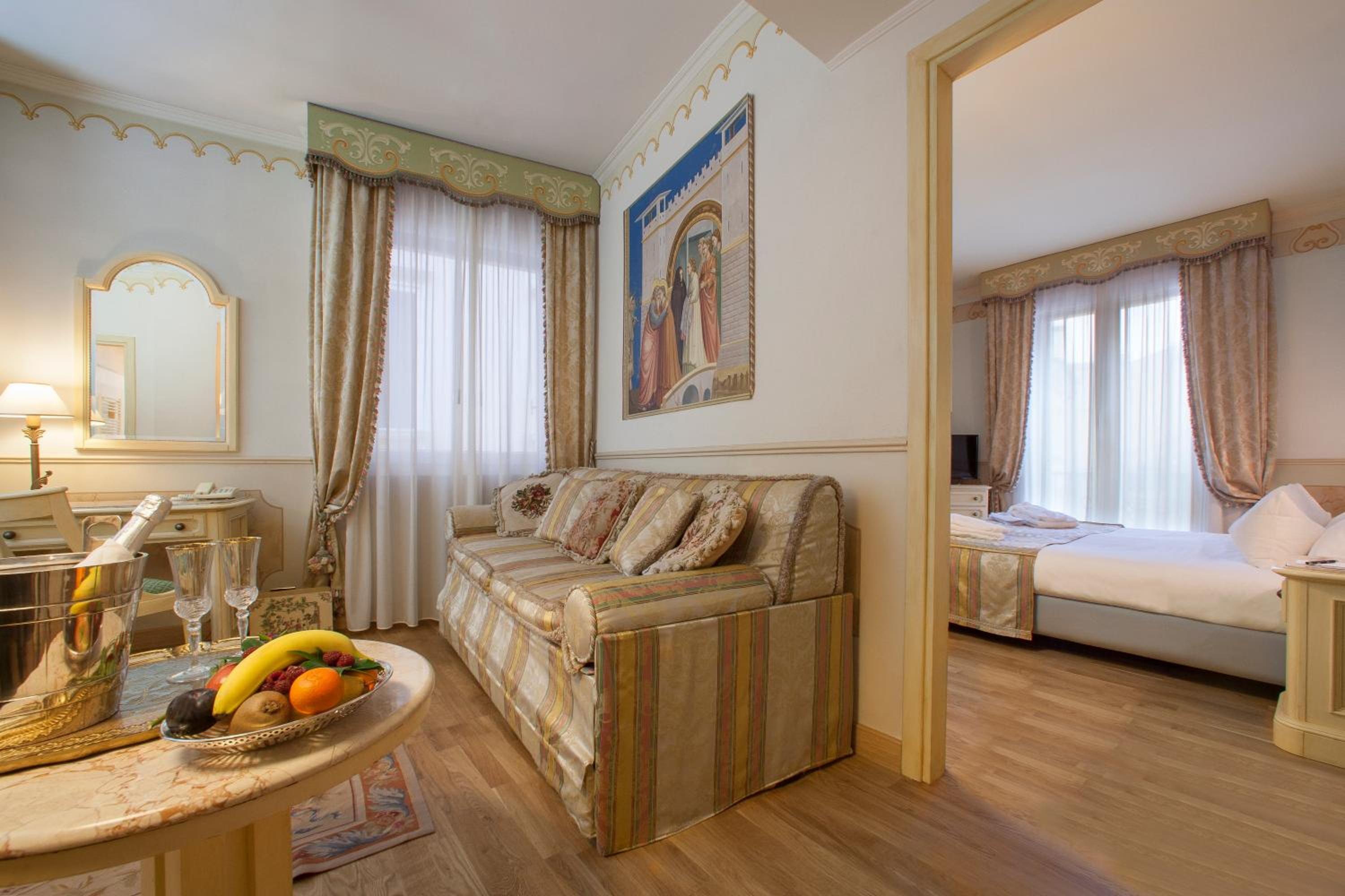 Suite - Photo 11