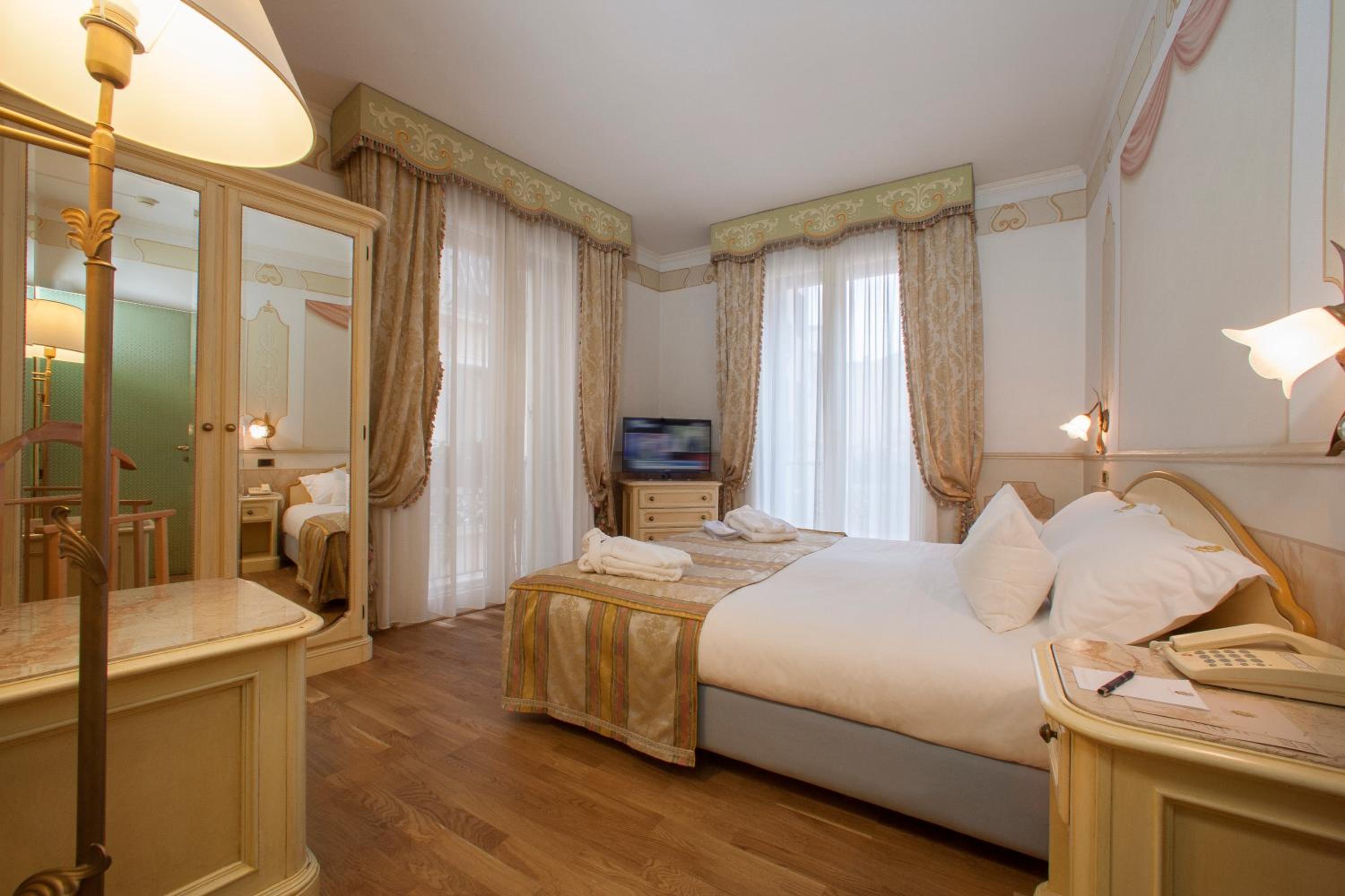 Suite - Photo 12
