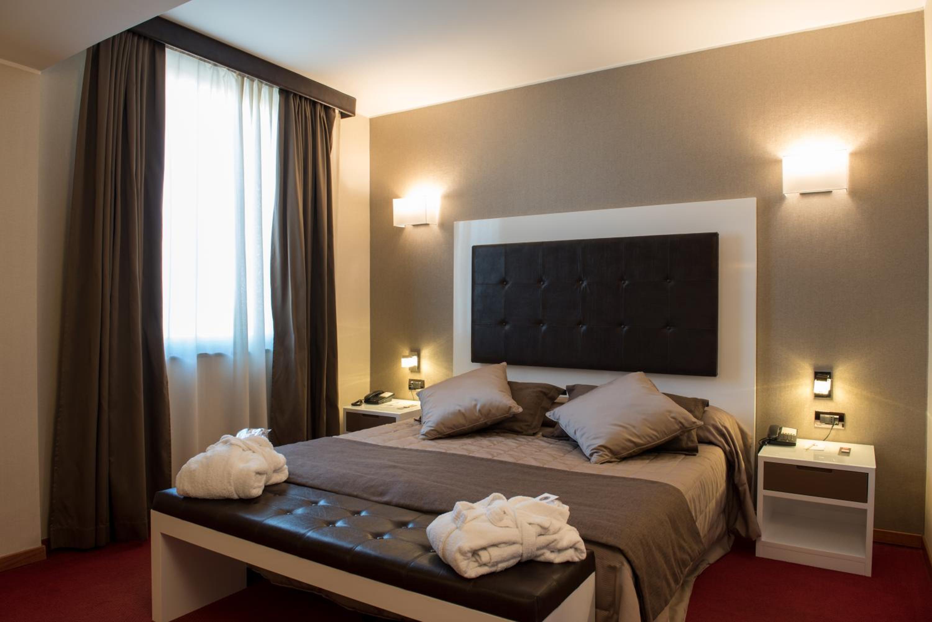 Superior Triple Room thumbnail 6