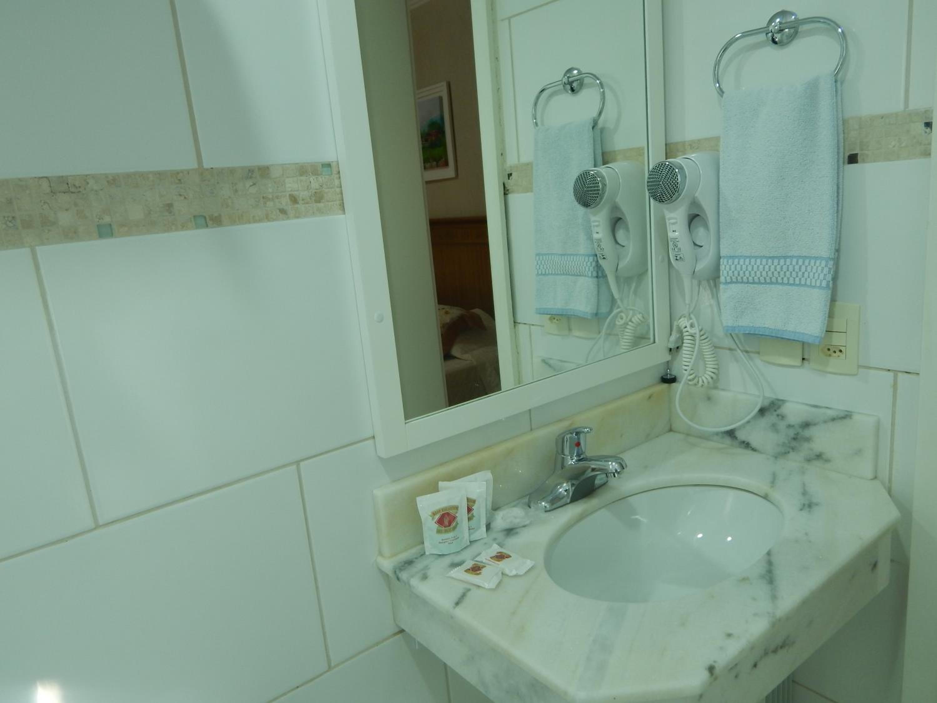 Deluxe Triple Room with 1 Double Bed and 1 Single Bed photo 2