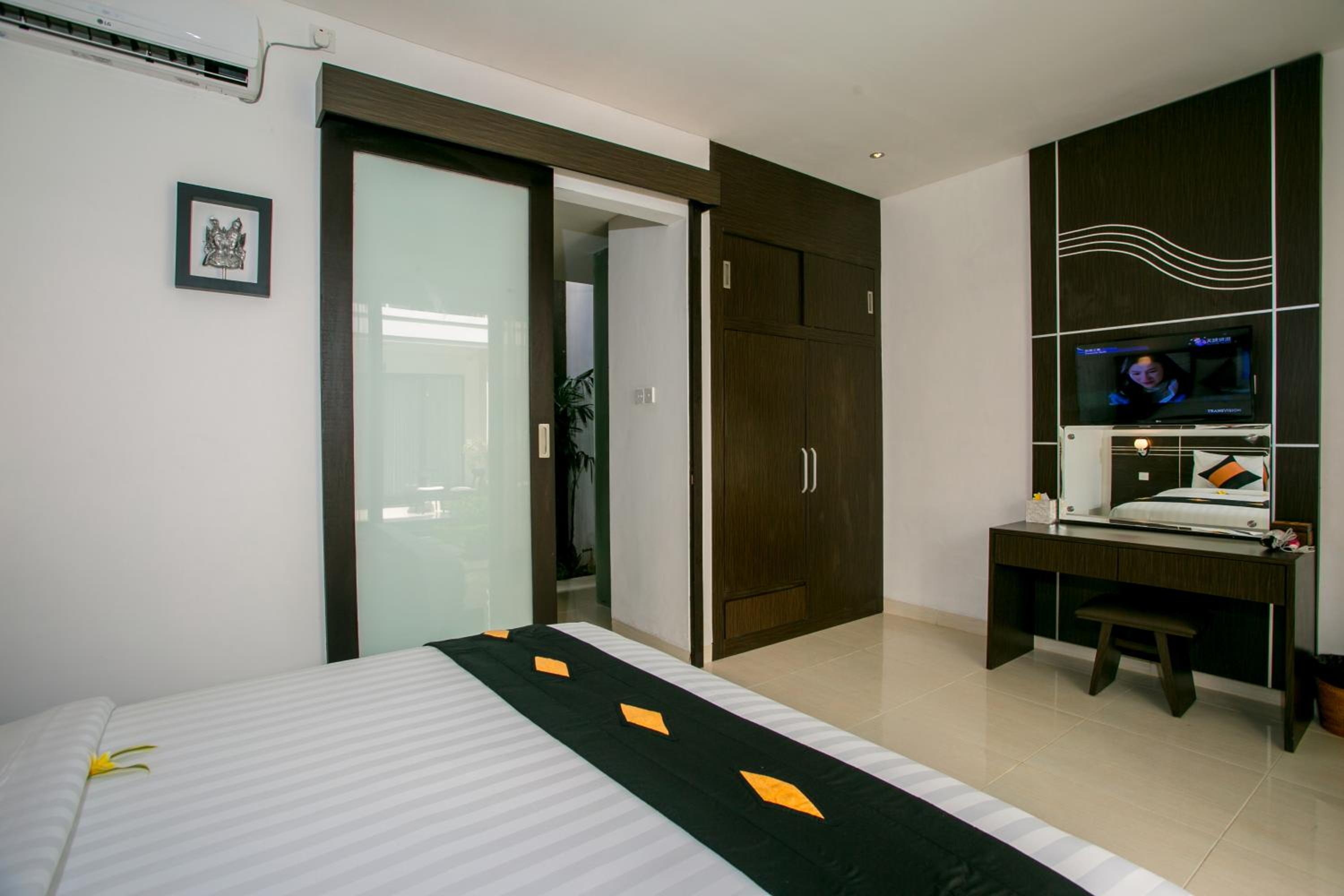 Deluxe Double or Twin Room with Bathtub - Photo 1