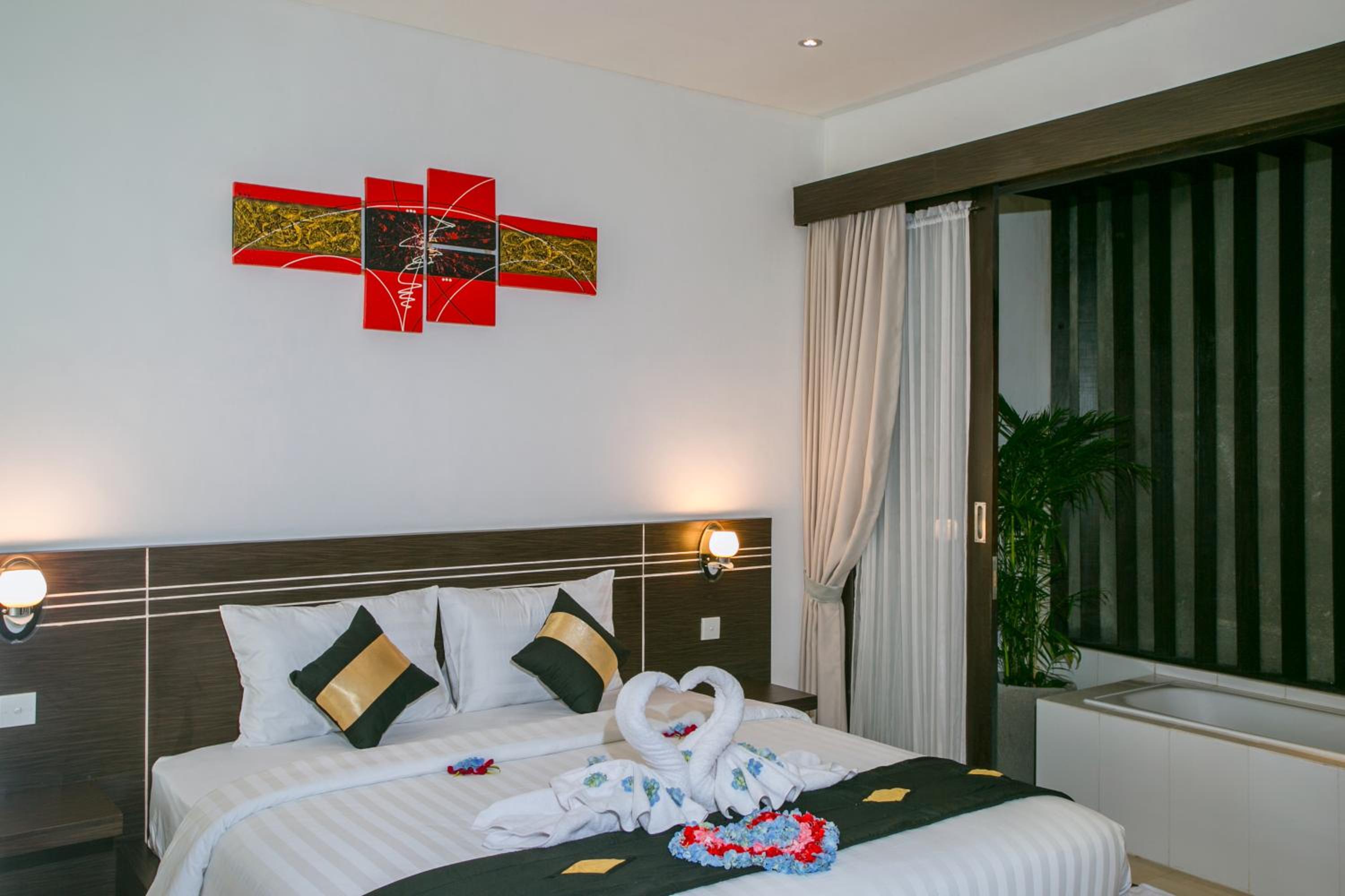 Pavilion Room with Living Room - Photo 4