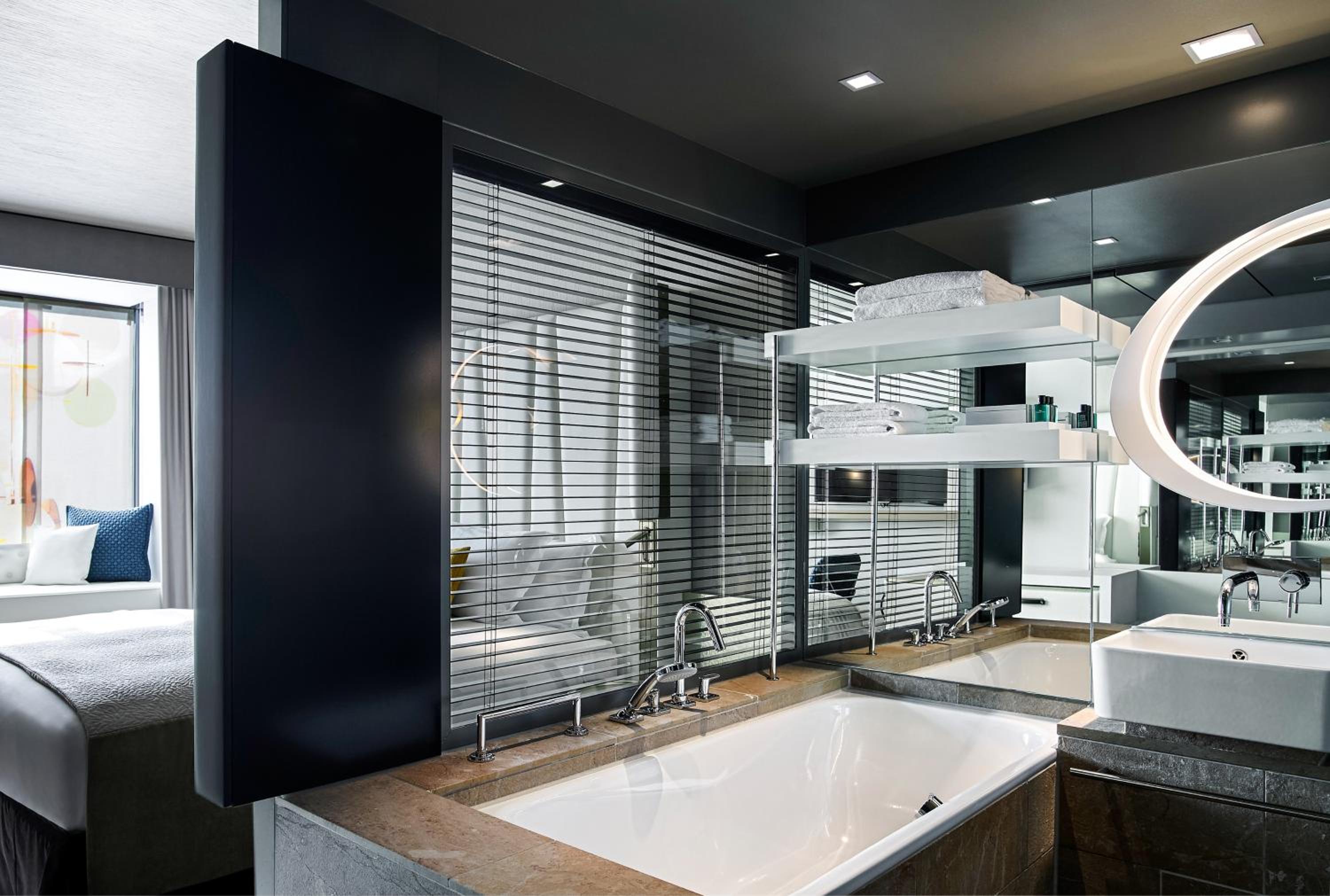 Luxury King or Twin room thumbnail 5