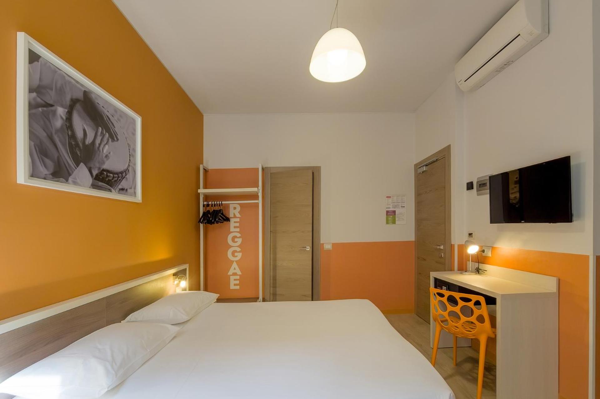 Large Comfort Room with One Queen Bed and One Bunk Bed - Non-Smoking photo 1