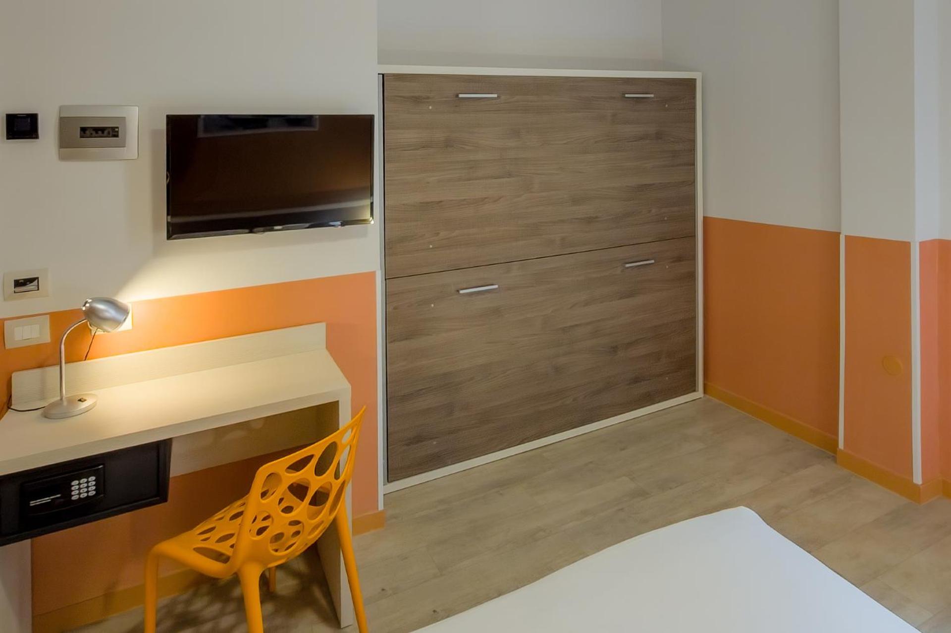 Large Comfort Room with One Queen Bed and One Bunk Bed - Non-Smoking photo 2