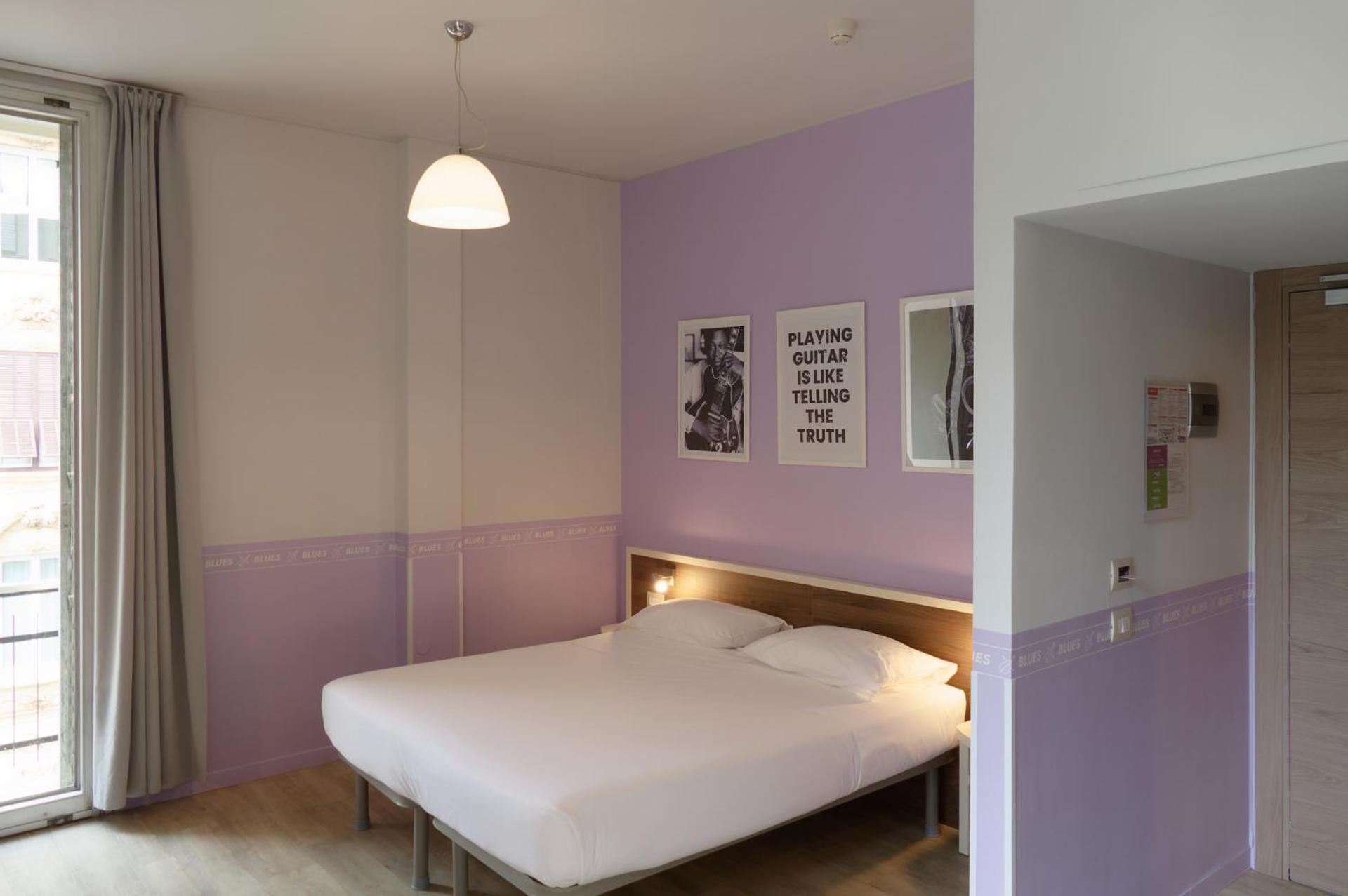 Large Comfort Room with One Queen Bed and One Bunk Bed - Non-Smoking photo 3