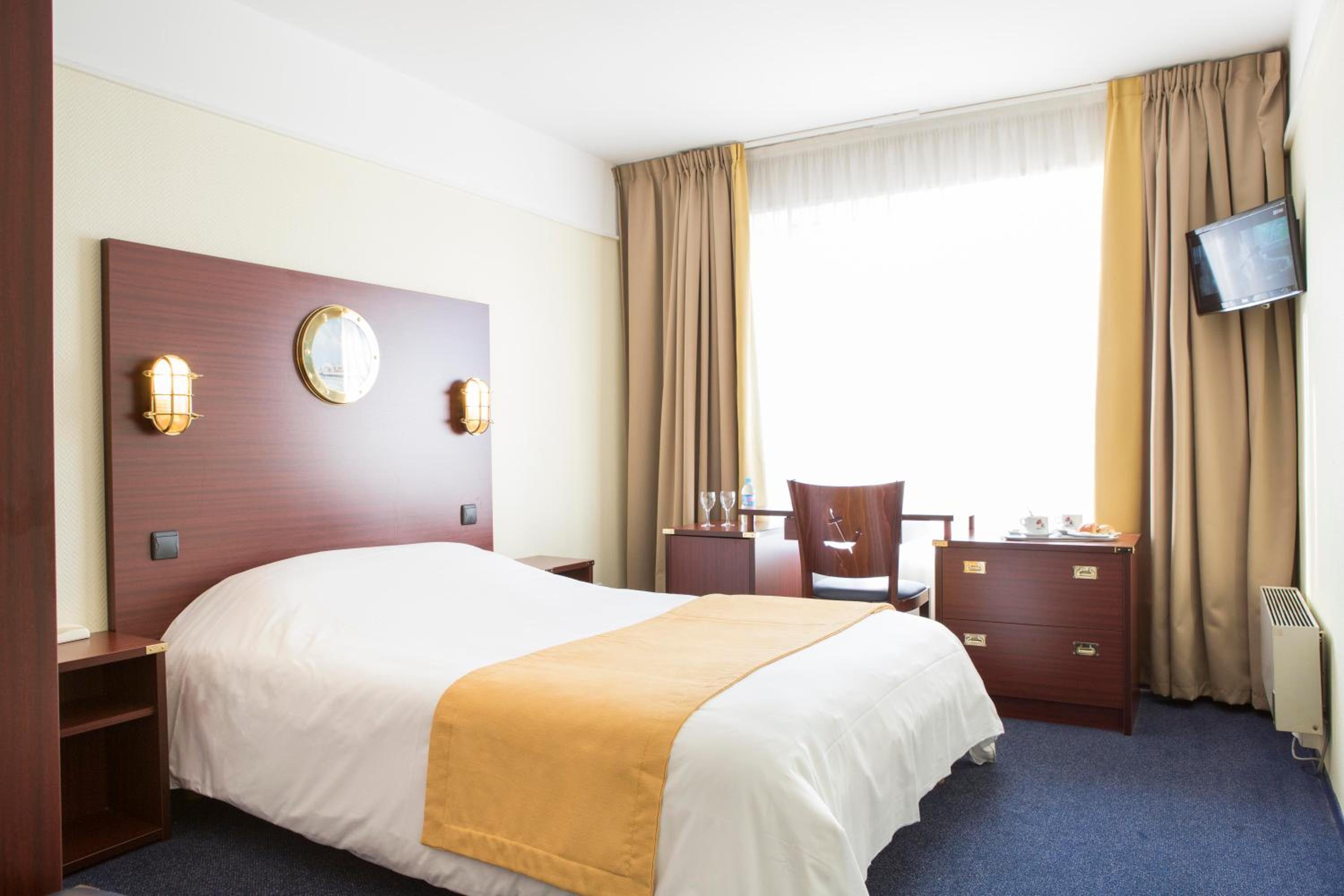 Double Room with City View - Photo 2