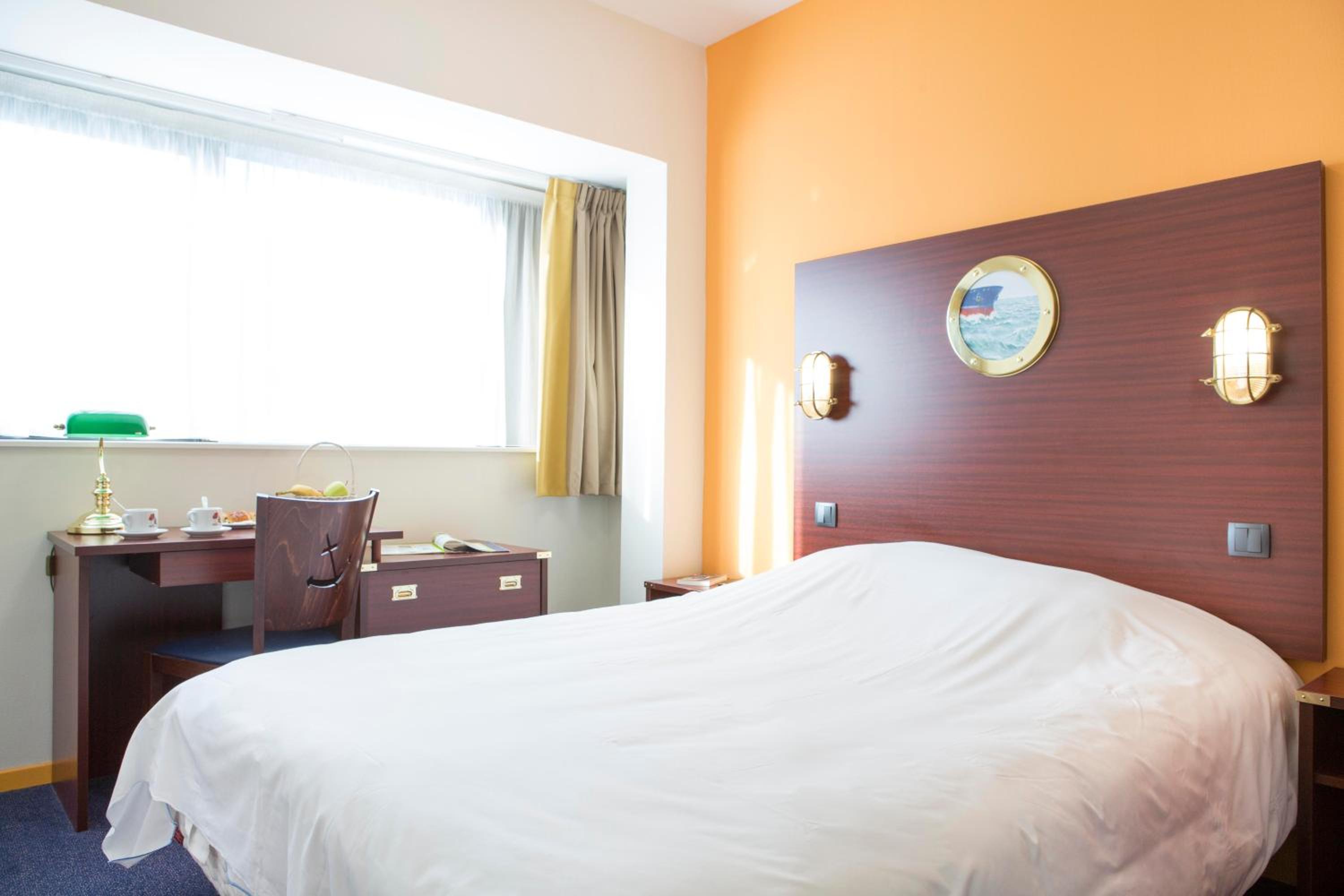 Double Room with Port View - Photo 6