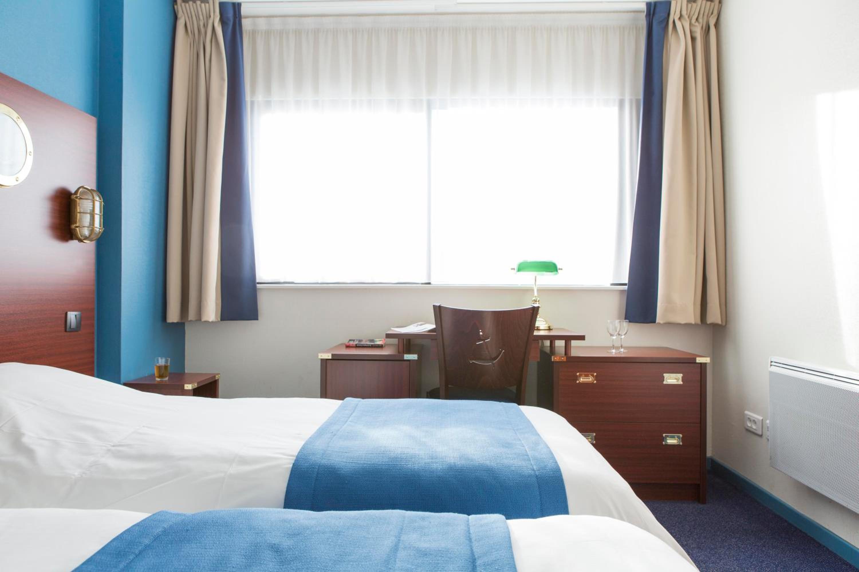 Twin Room with City View - Photo 5