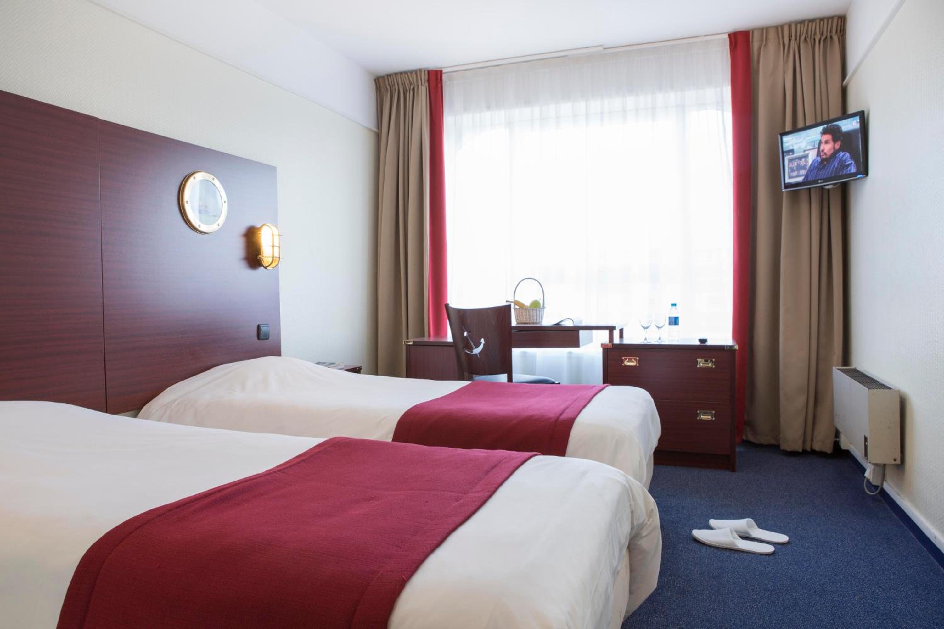 Twin Room with City View - Photo 6