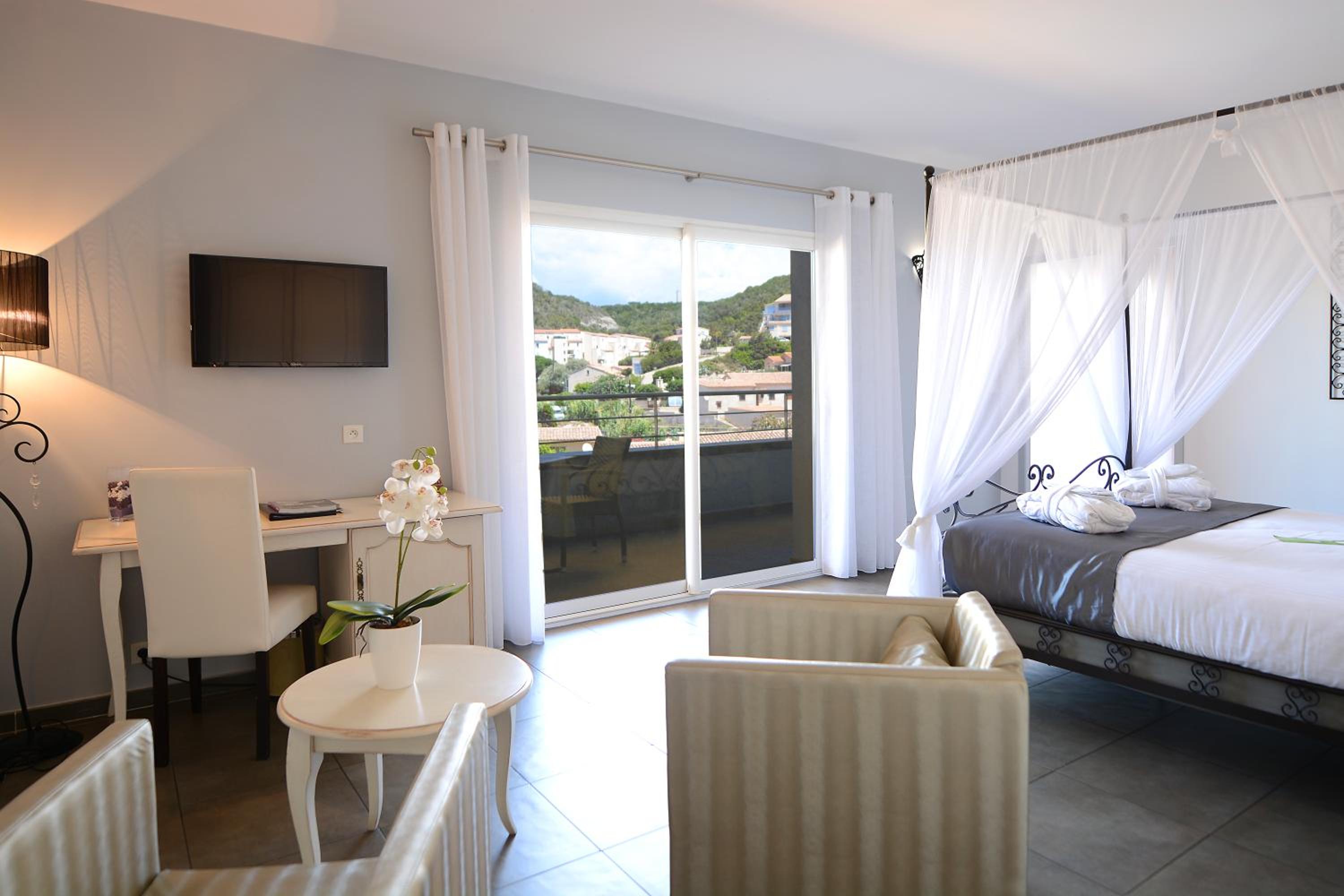Deluxe Suite - Photo 8