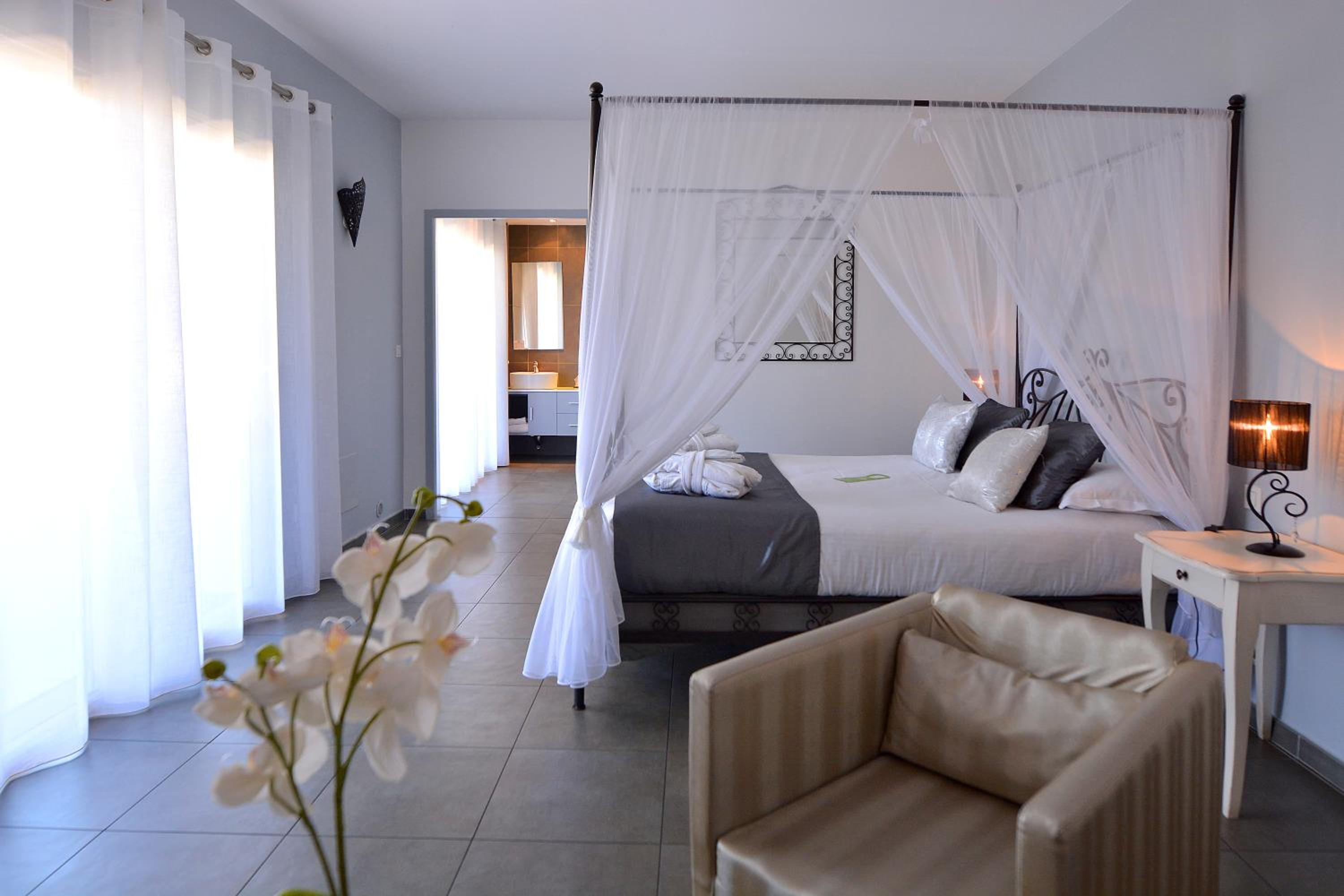 Deluxe Suite - Photo 10
