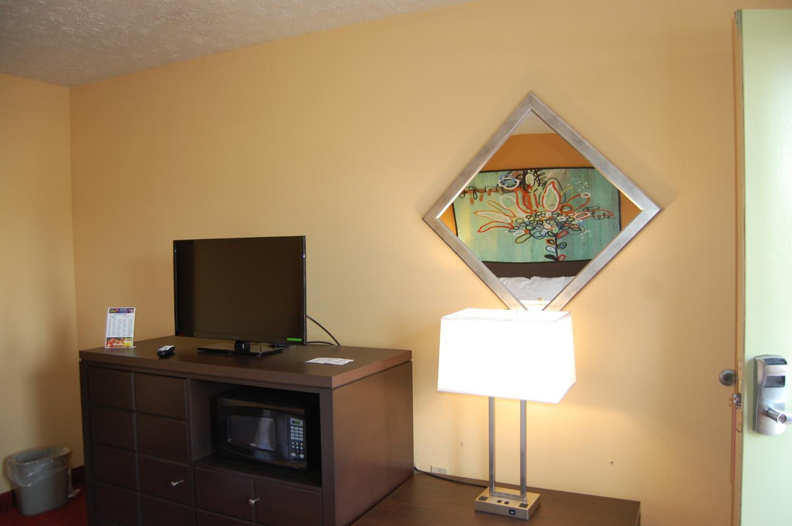 Standard Room with One Queen Bed - Photo 12