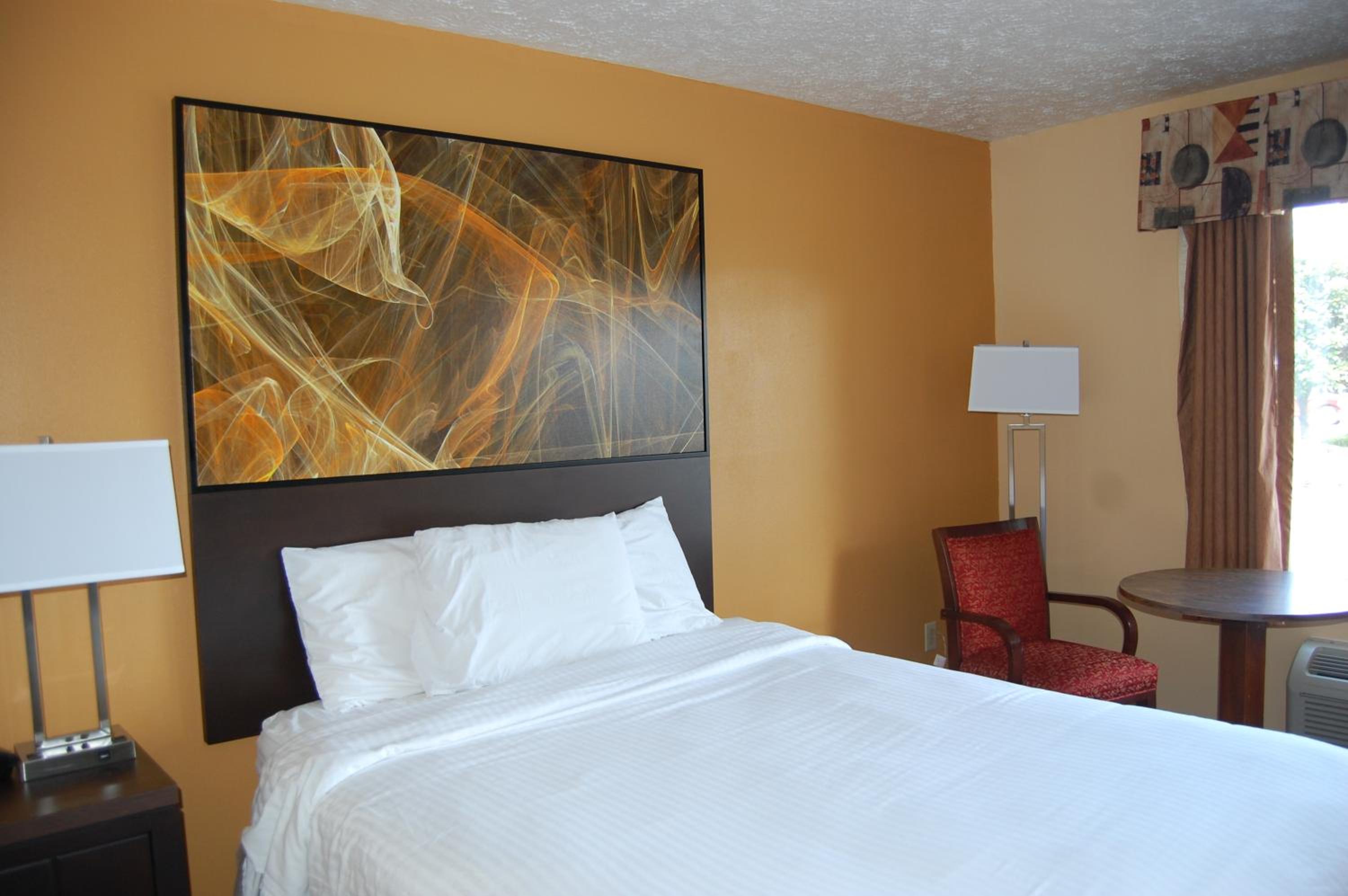 Standard Room with One Queen Bed - Photo 13