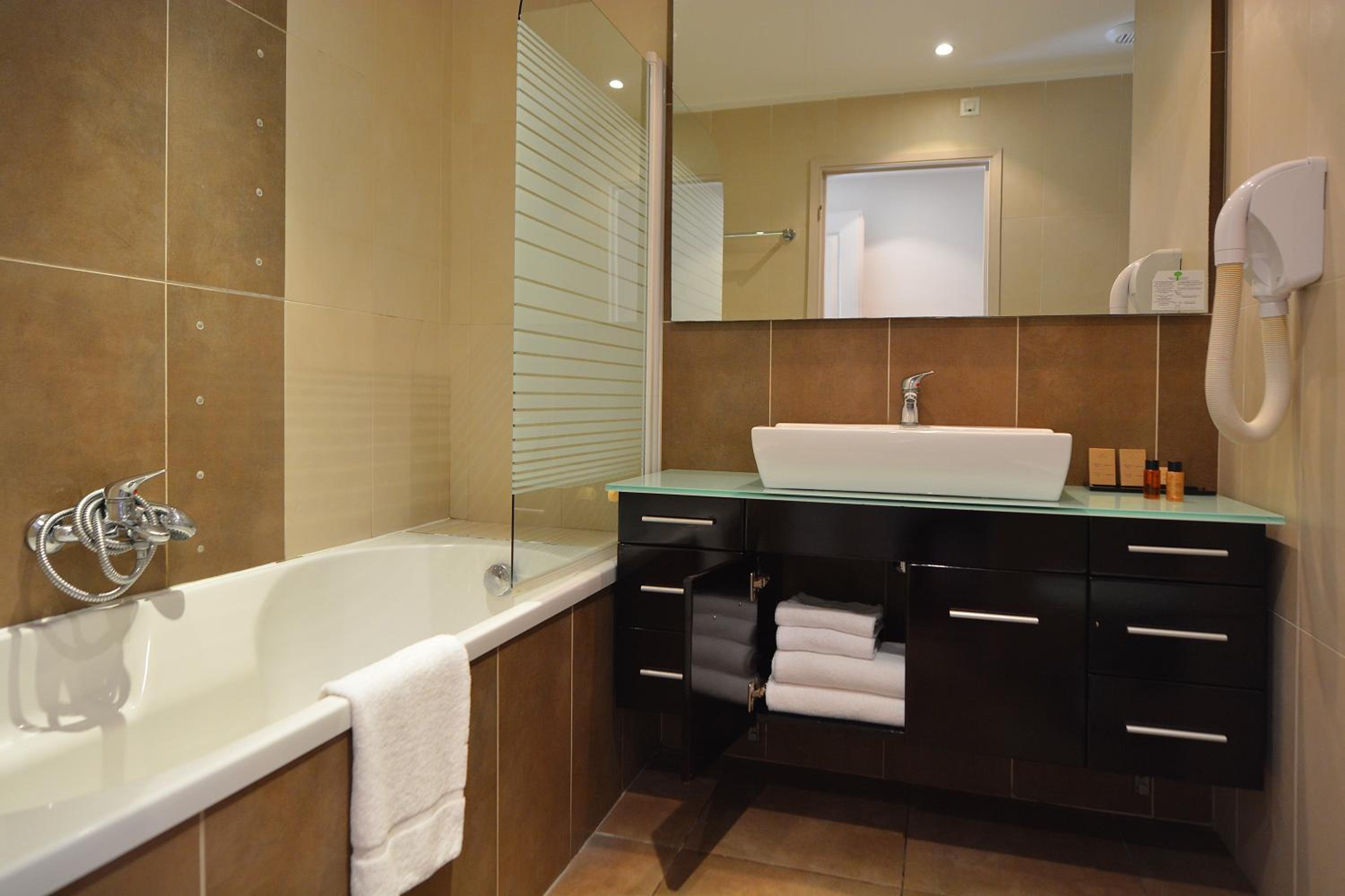 Double Room with Balcony - Photo 6