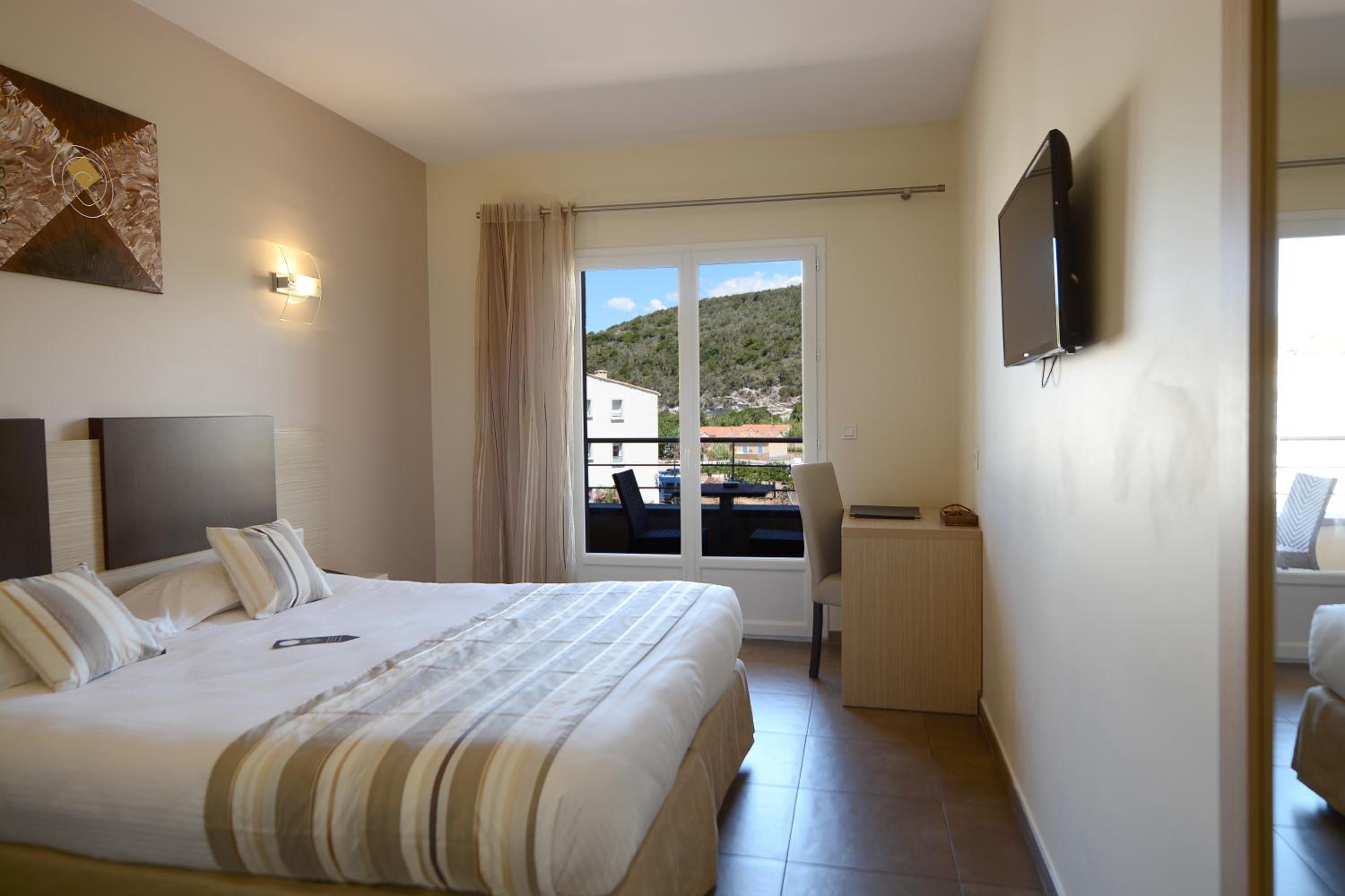 Double Room with Balcony - Photo 7