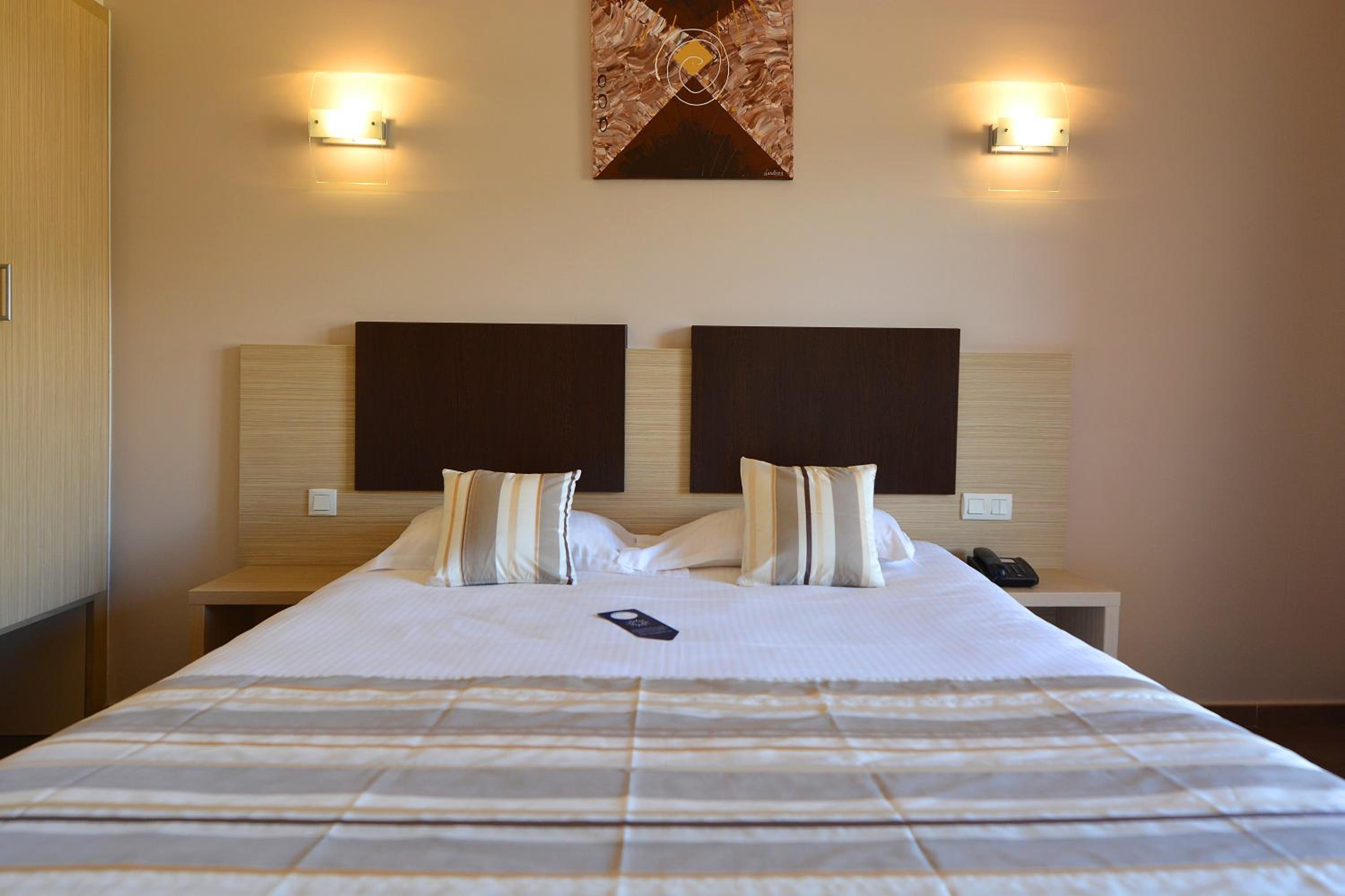 Double Room with Balcony - Photo 8