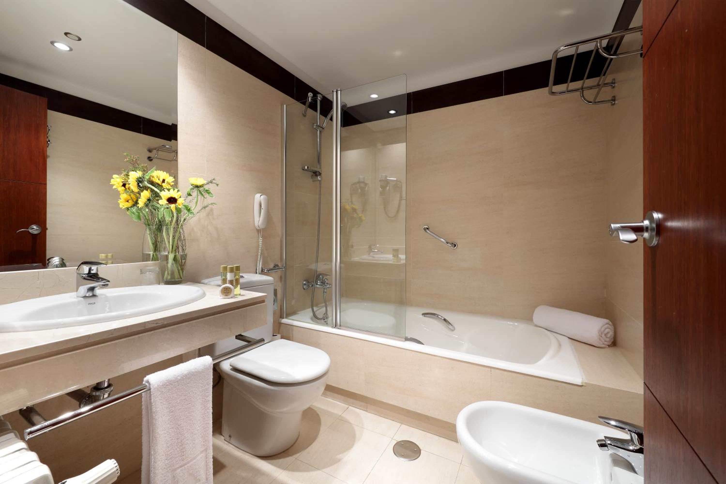Standard Twin Room - Photo 4
