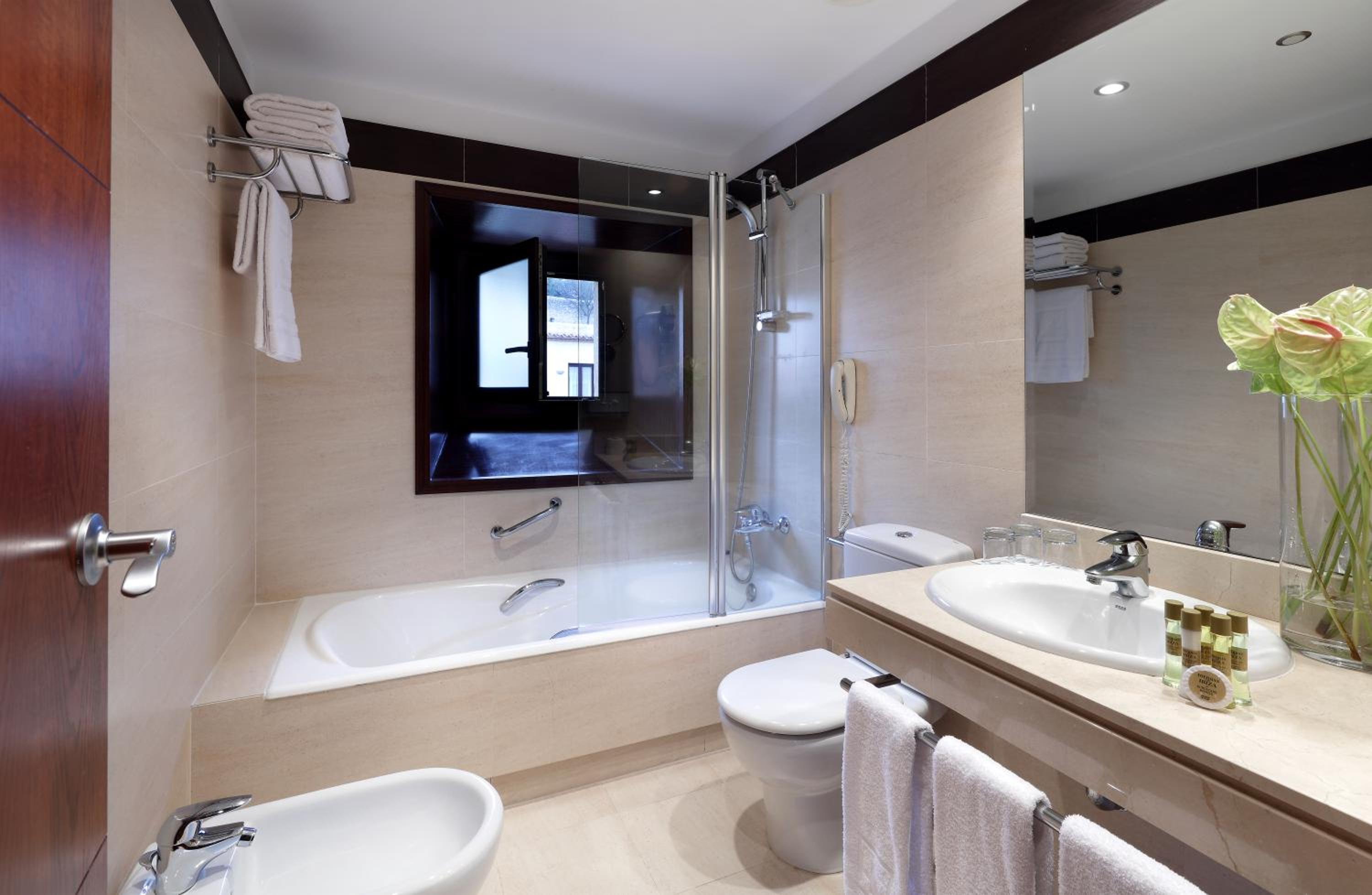 Standard Twin Room - Photo 2