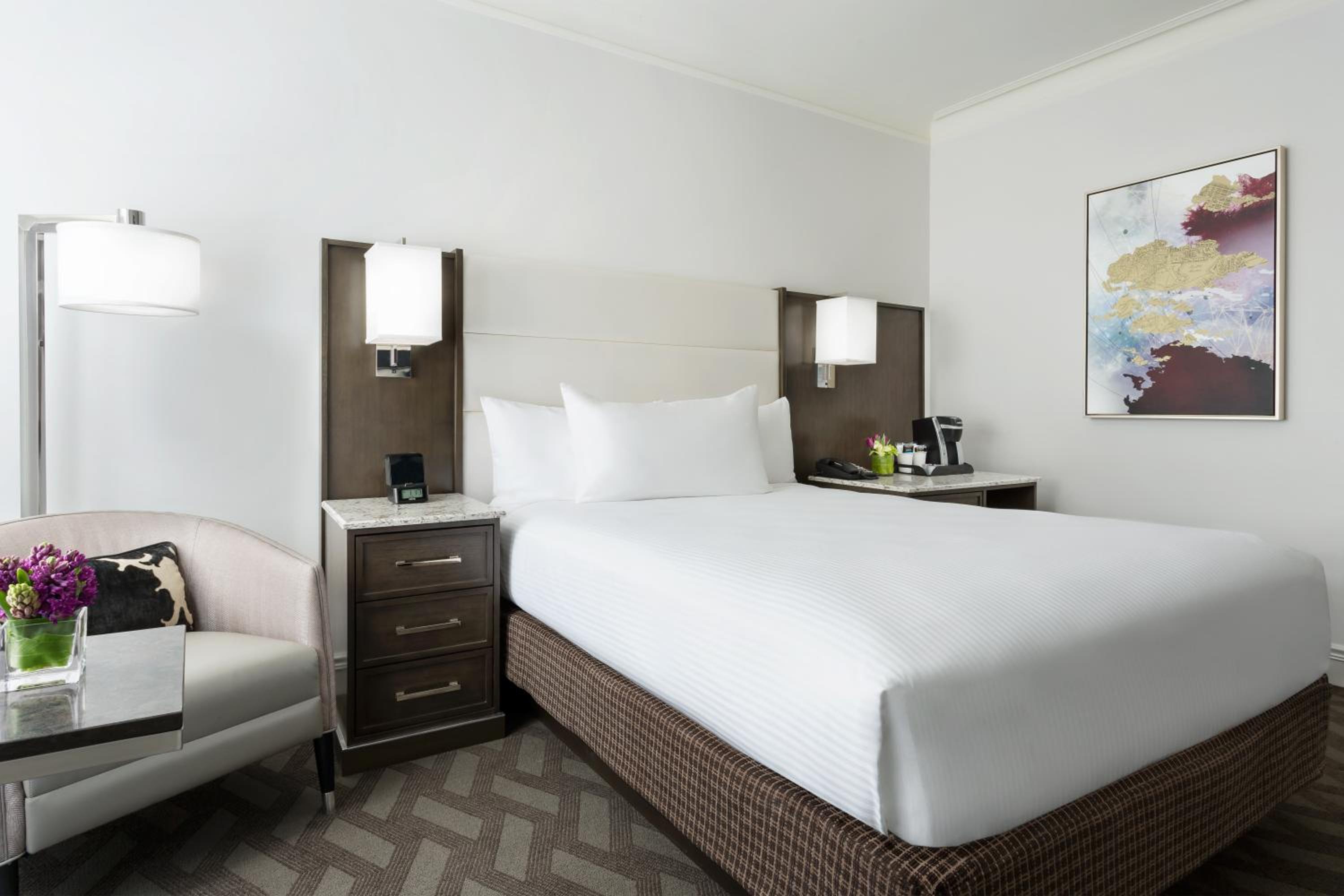 Queen Guestroom - Photo 4