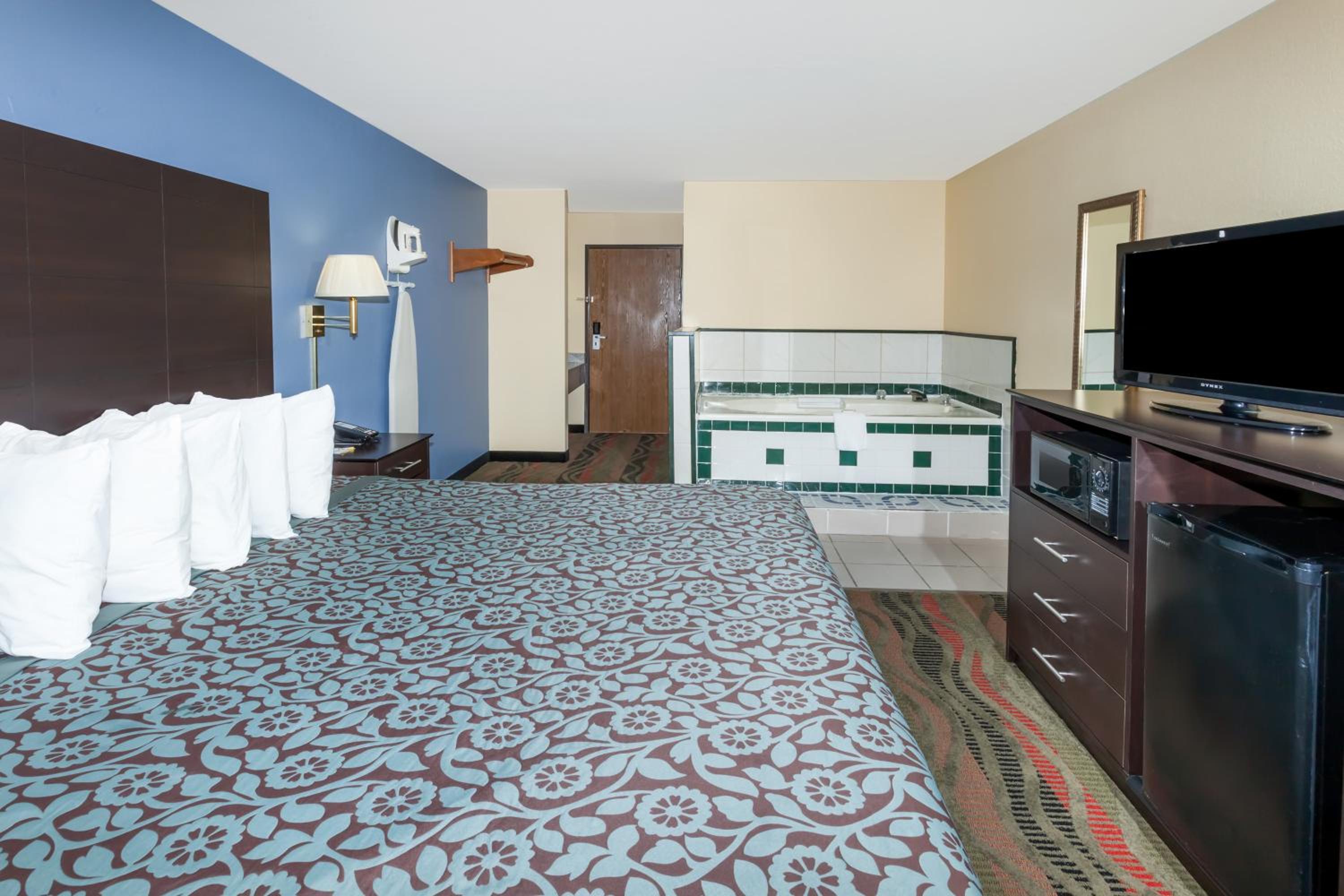King Suite - Non-Smoking - Photo 2