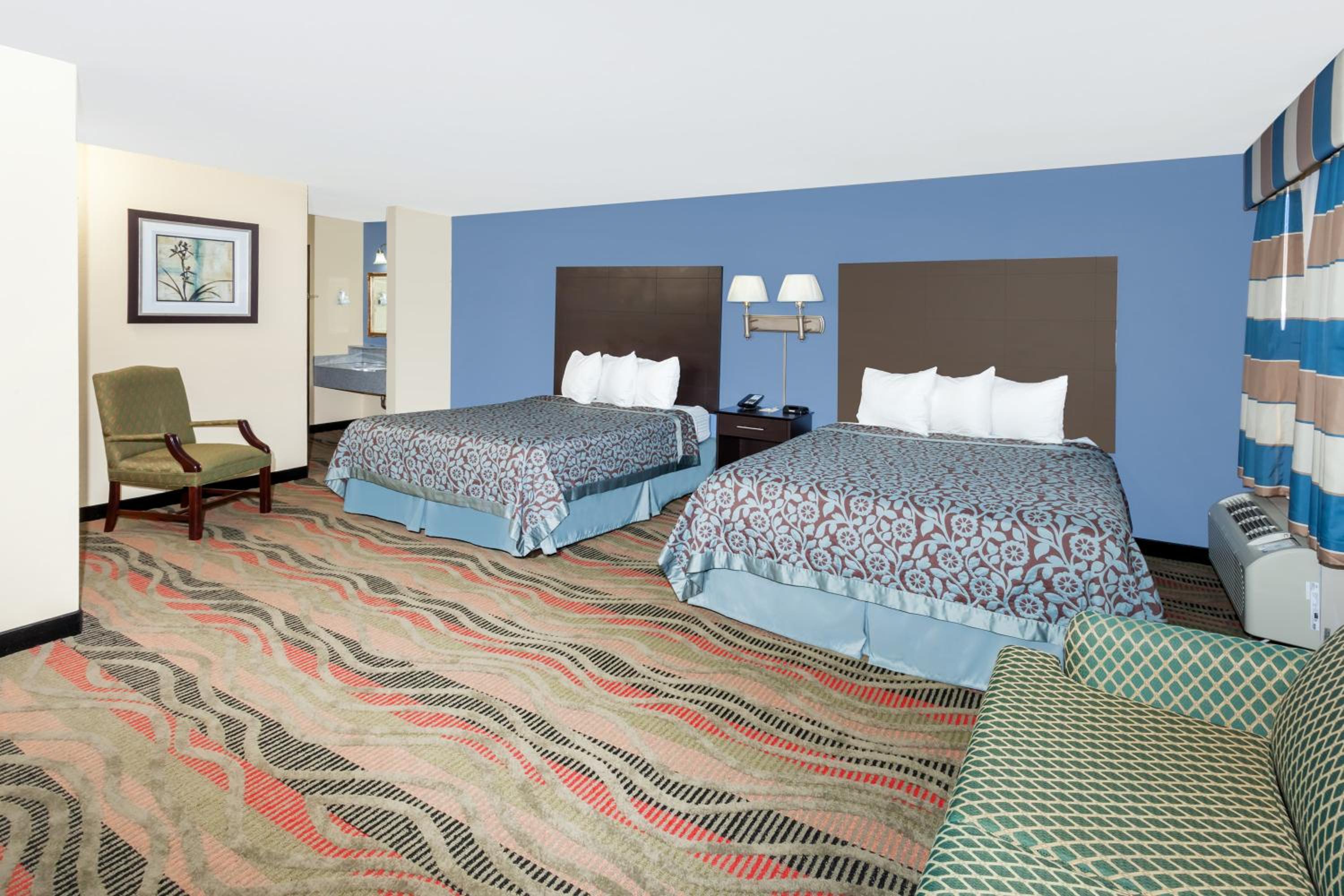 Deluxe Queen Suite - Non-Smoking - Photo 2