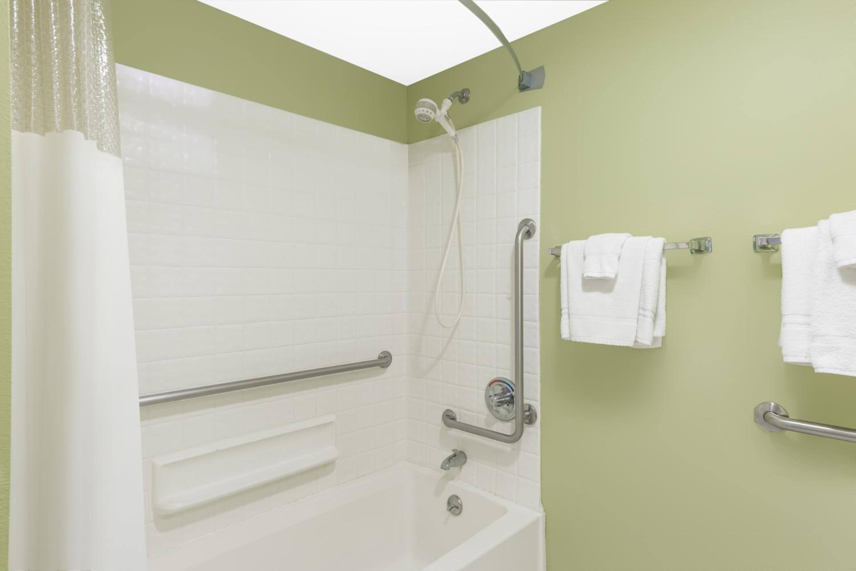King Room - Mobility Access/Non-Smoking - Photo 6