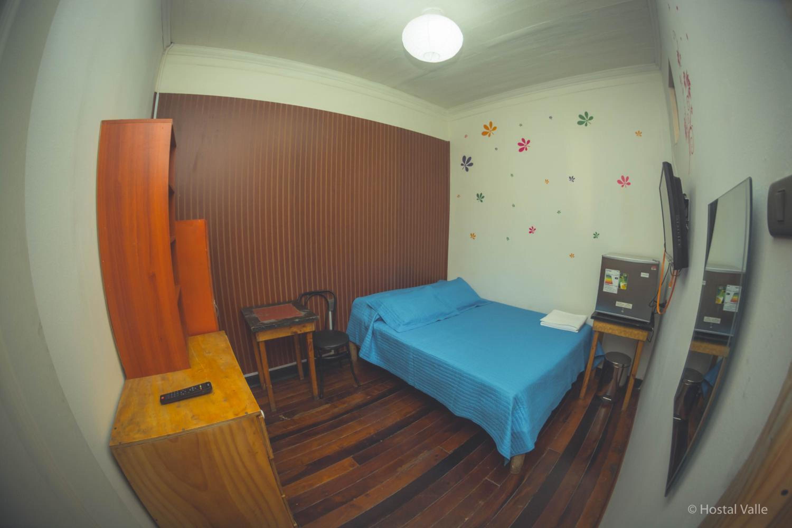 Economy Double Room with Shared Bathroom photo 2