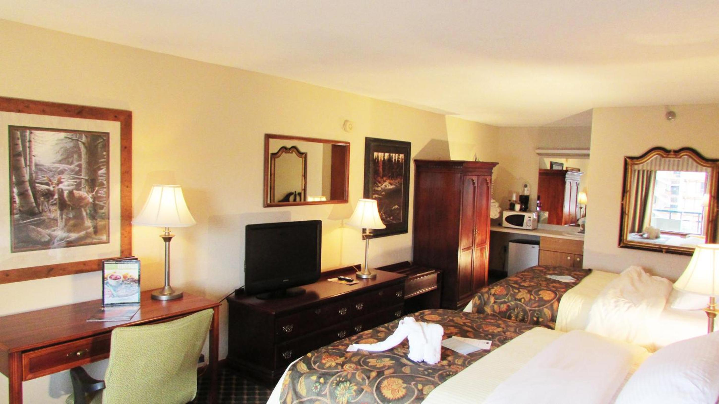 Classic Double Queen with Two Queen Beds with Shared Hall Balcony or Patio photo 2