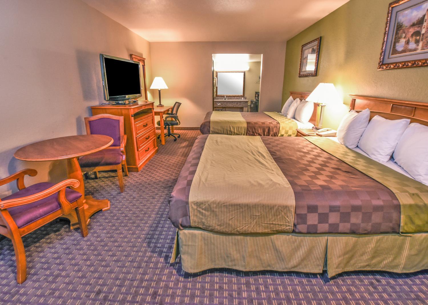 Queen Room with Two Queen Beds - Photo 5