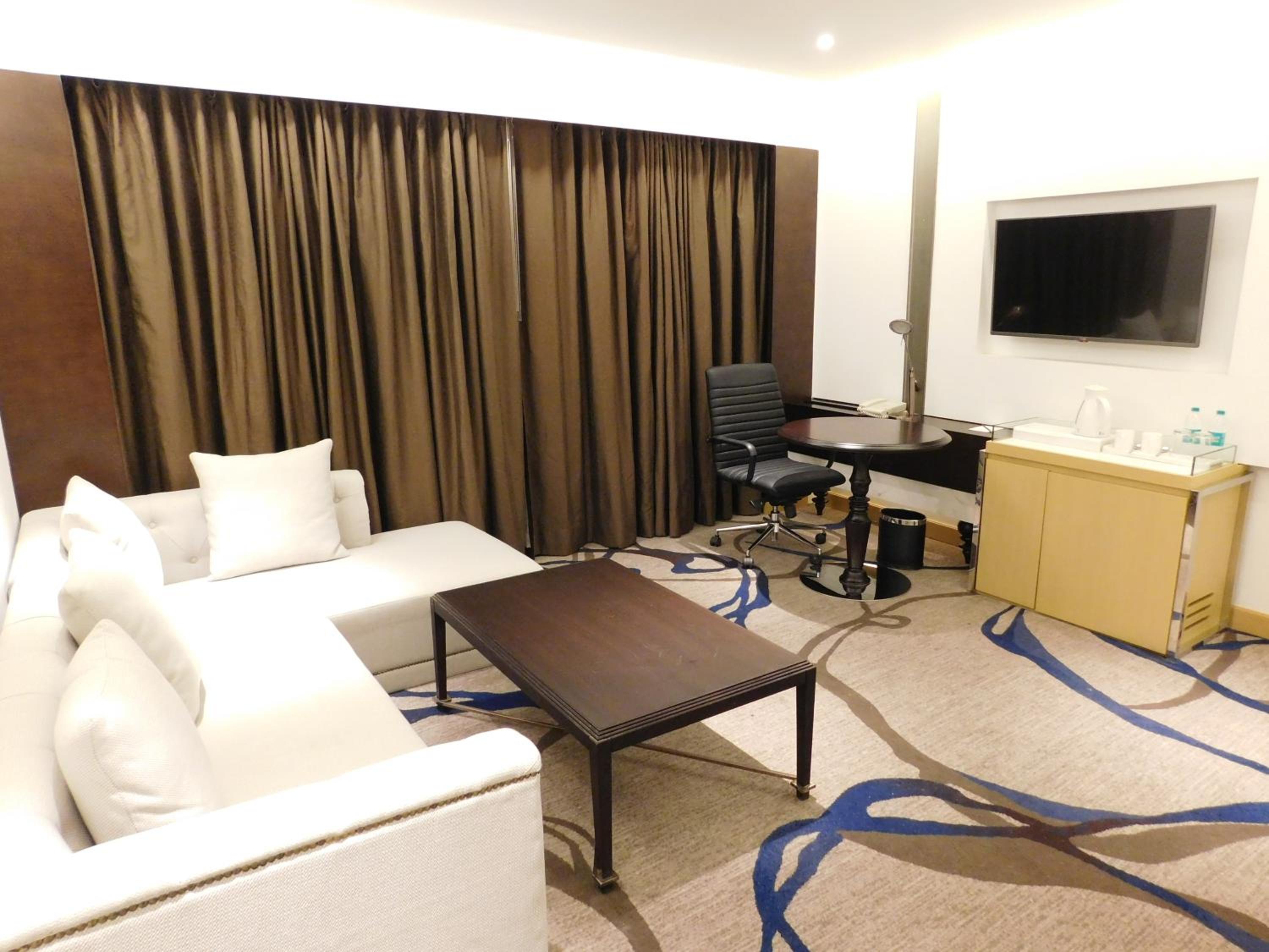 Deluxe King Suite - 15% off on One-way Airport Transfers, Spa, Food & Beverage & Laundry
