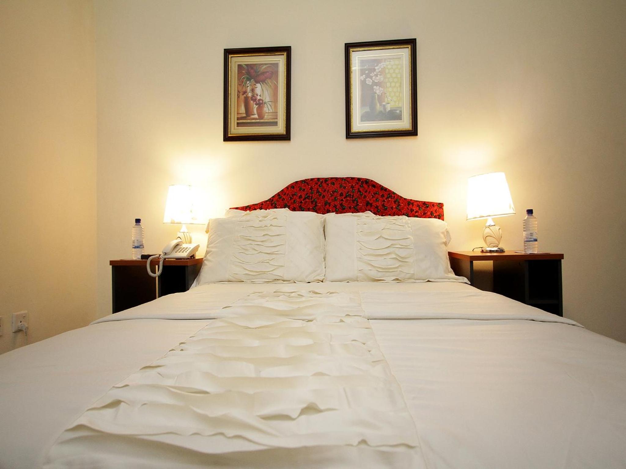 Deluxe Queen Suite