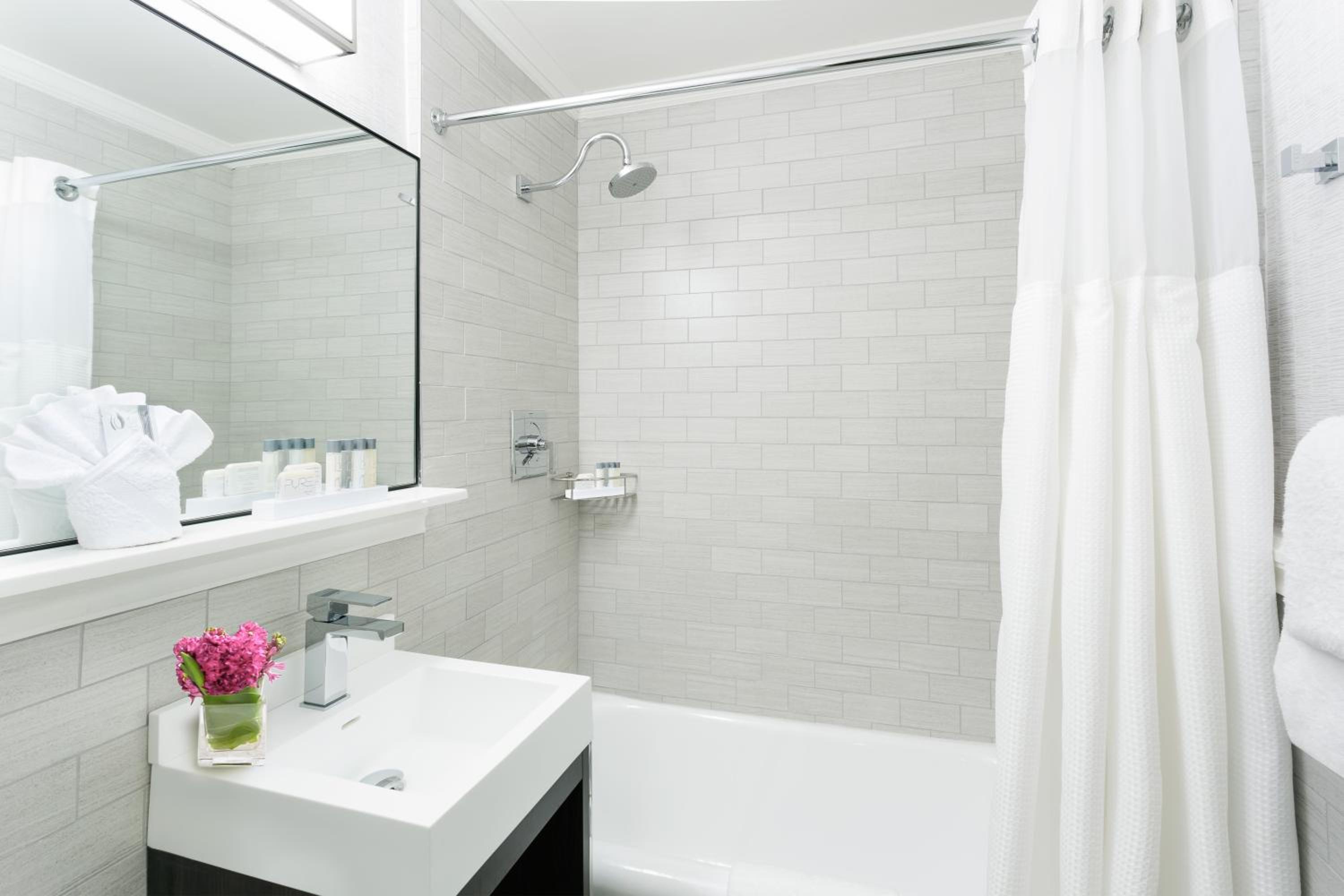 Deluxe Double Room with Two Double Beds - Photo 8