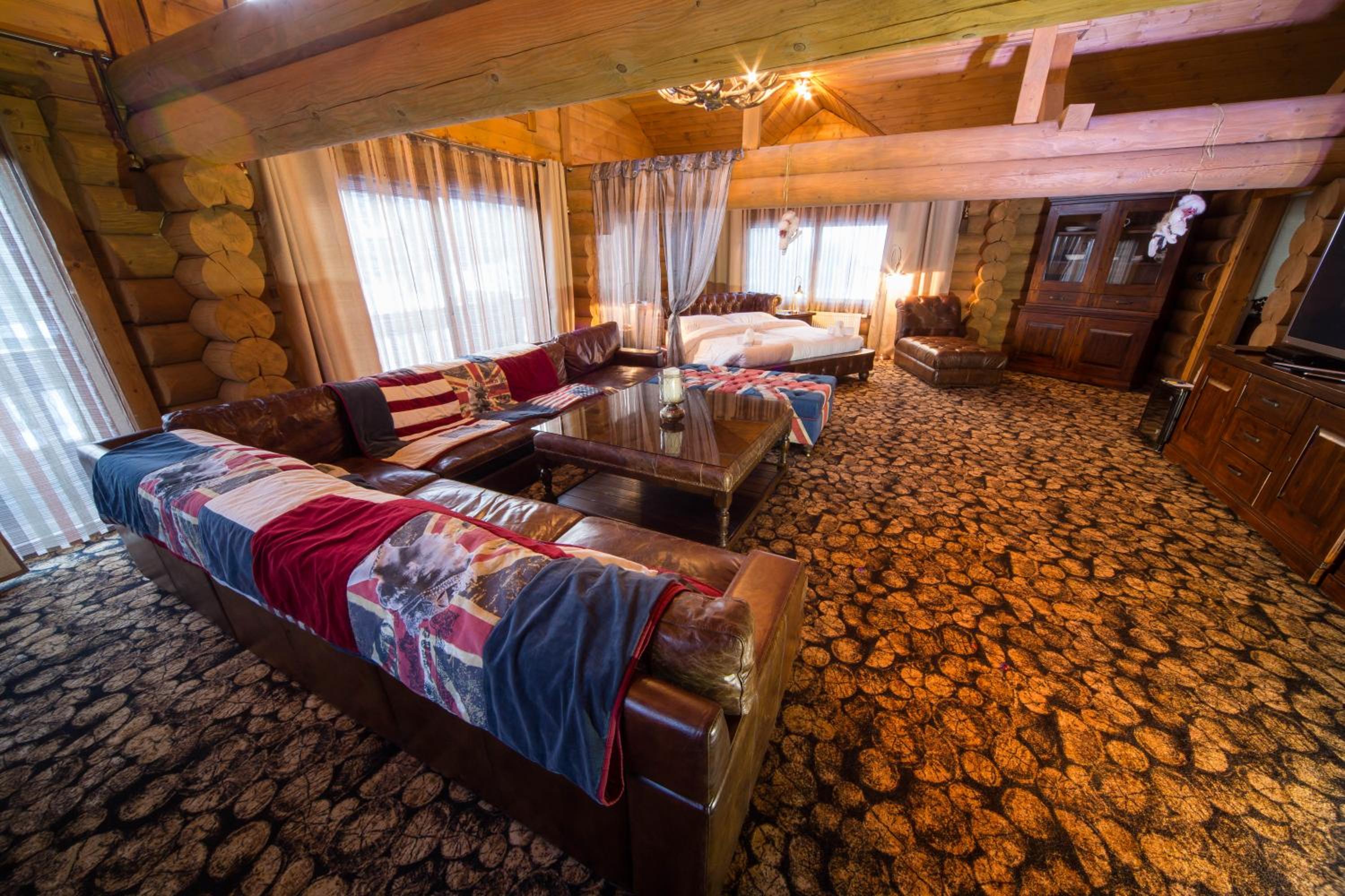 Executive Suite - Photo 3