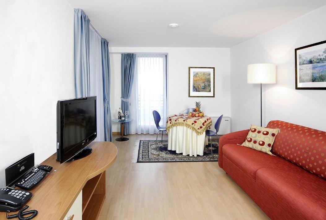 Superior Suite with Sea View - Photo 5