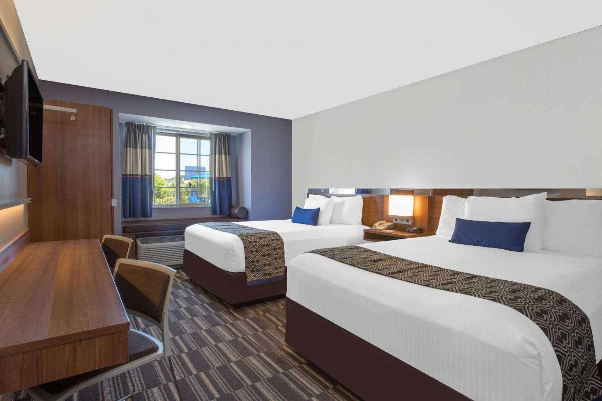 Queen Room with Two Queen Beds - Non-Smoking - Photo 4