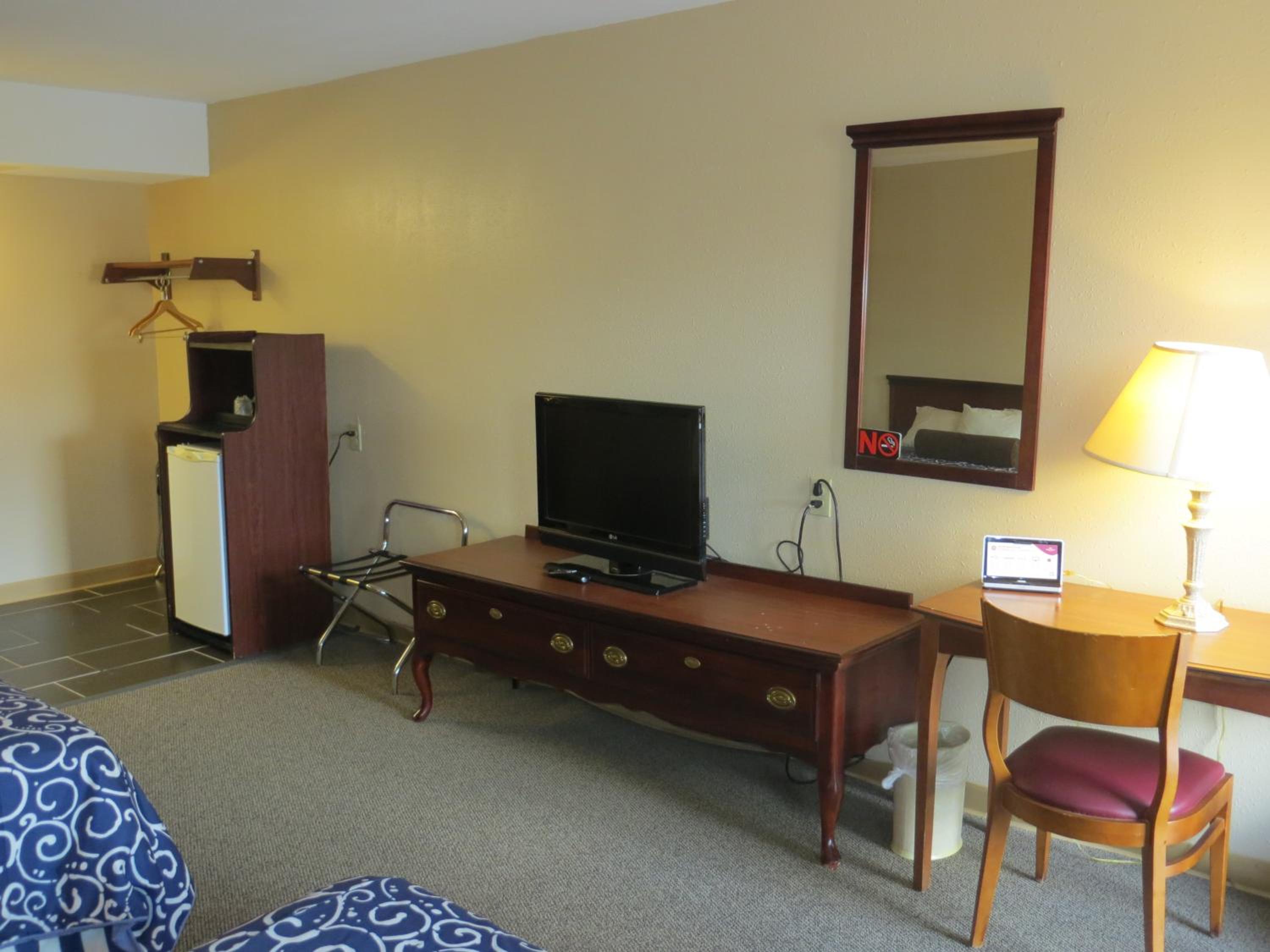 Queen Room with Two Queen Beds - Photo 4