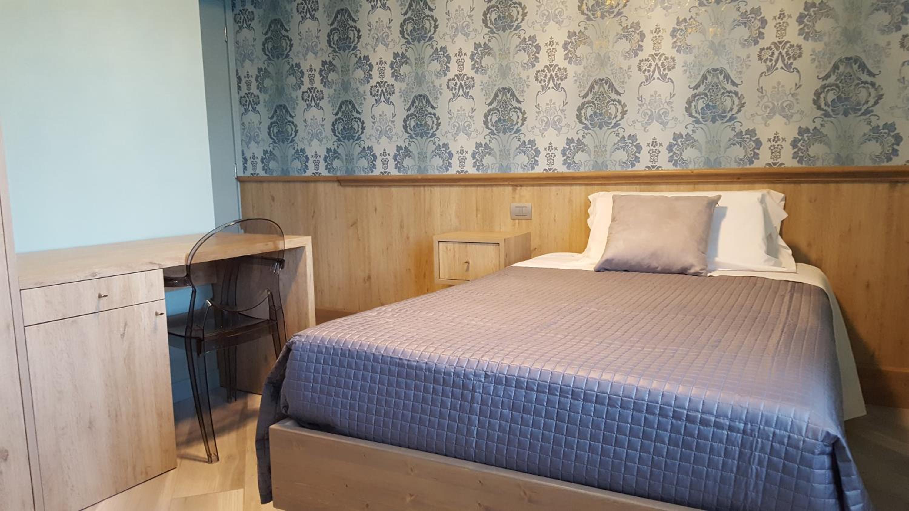Single Room photo 2