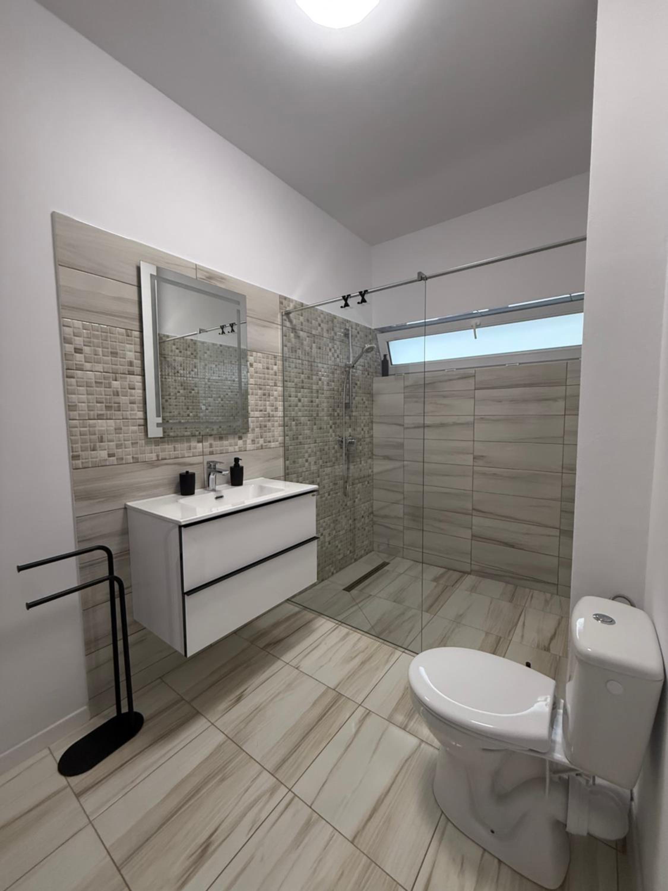 Deluxe One-Bedroom Apartment photo 3